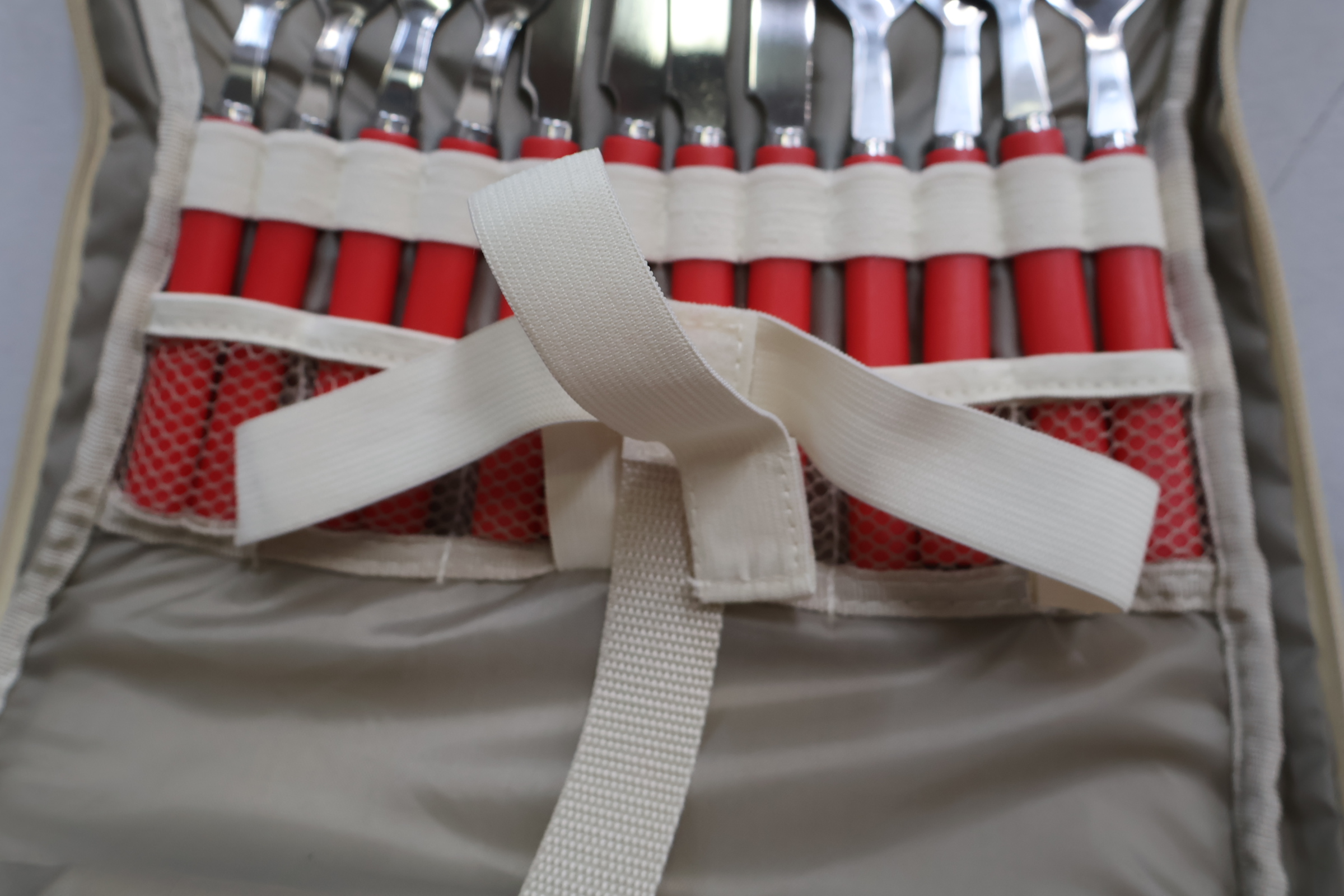 Picknickset met bestek, borden en glazen in beige tas – foto 7 – kavel bij GSD Auctions, Zoeterwoude