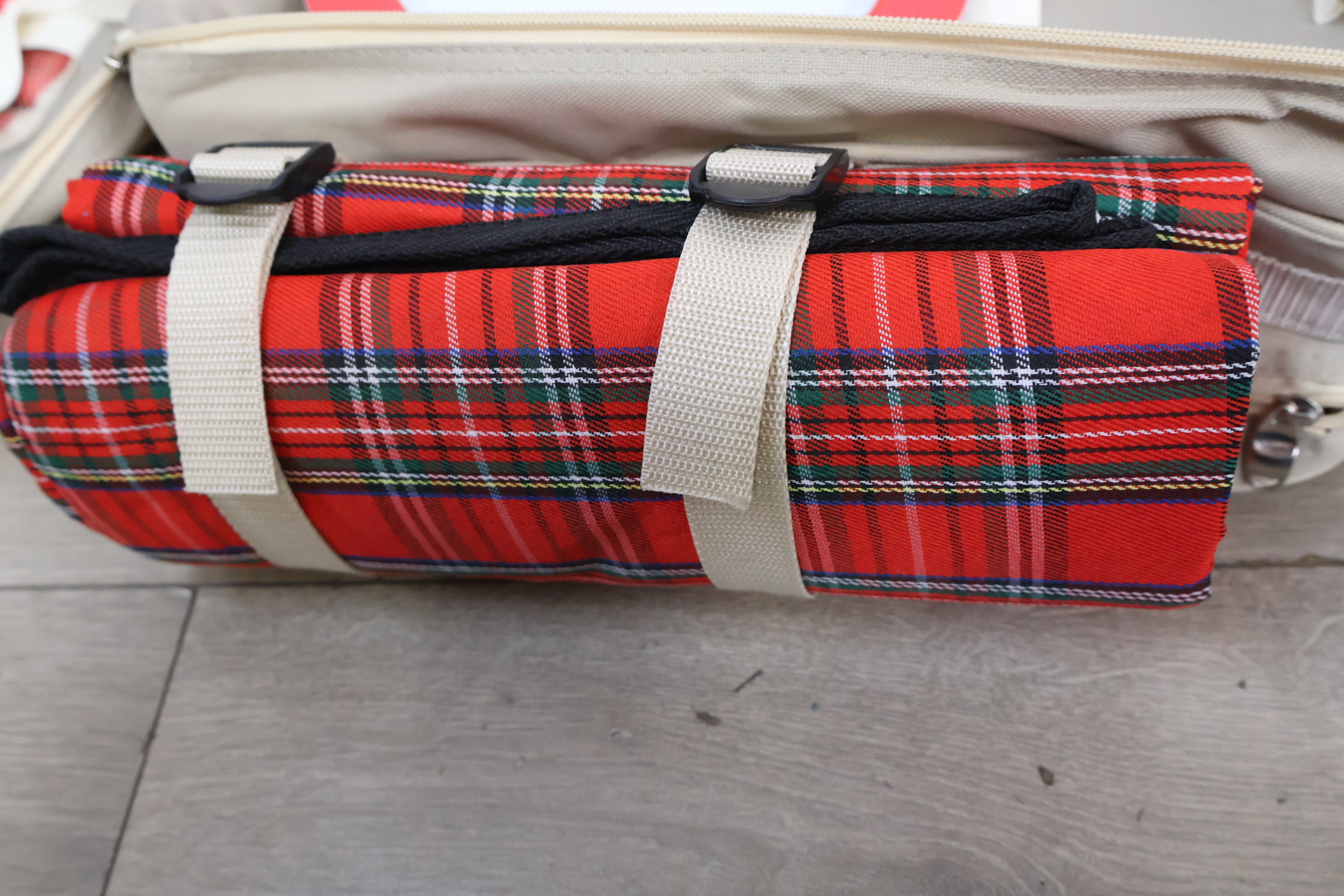 Picknickset met bestek, borden en glazen in beige tas – foto 8 – kavel bij GSD Auctions, Zoeterwoude