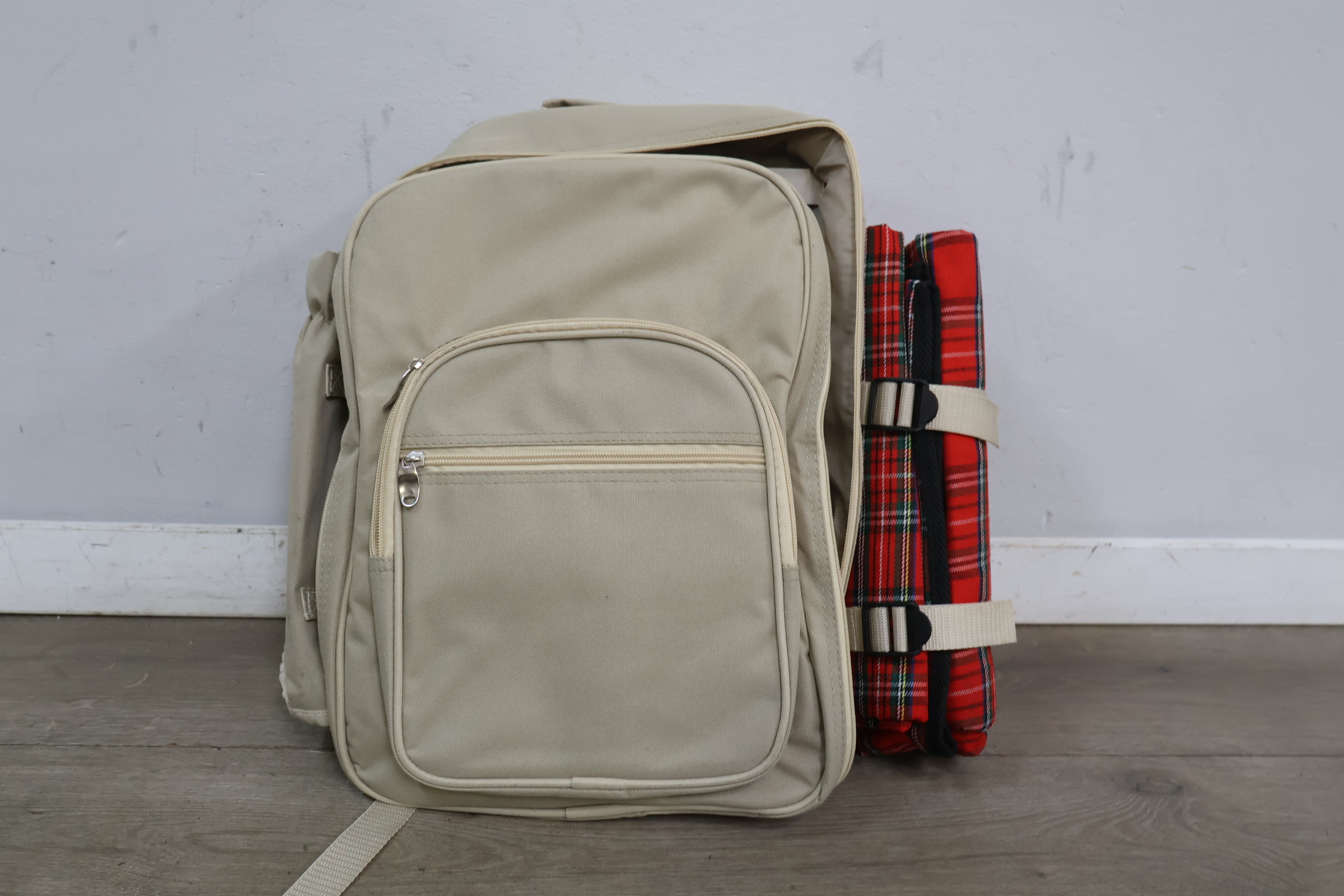 Picknickset met bestek, borden en glazen in beige tas – foto 10 – kavel bij GSD Auctions, Zoeterwoude