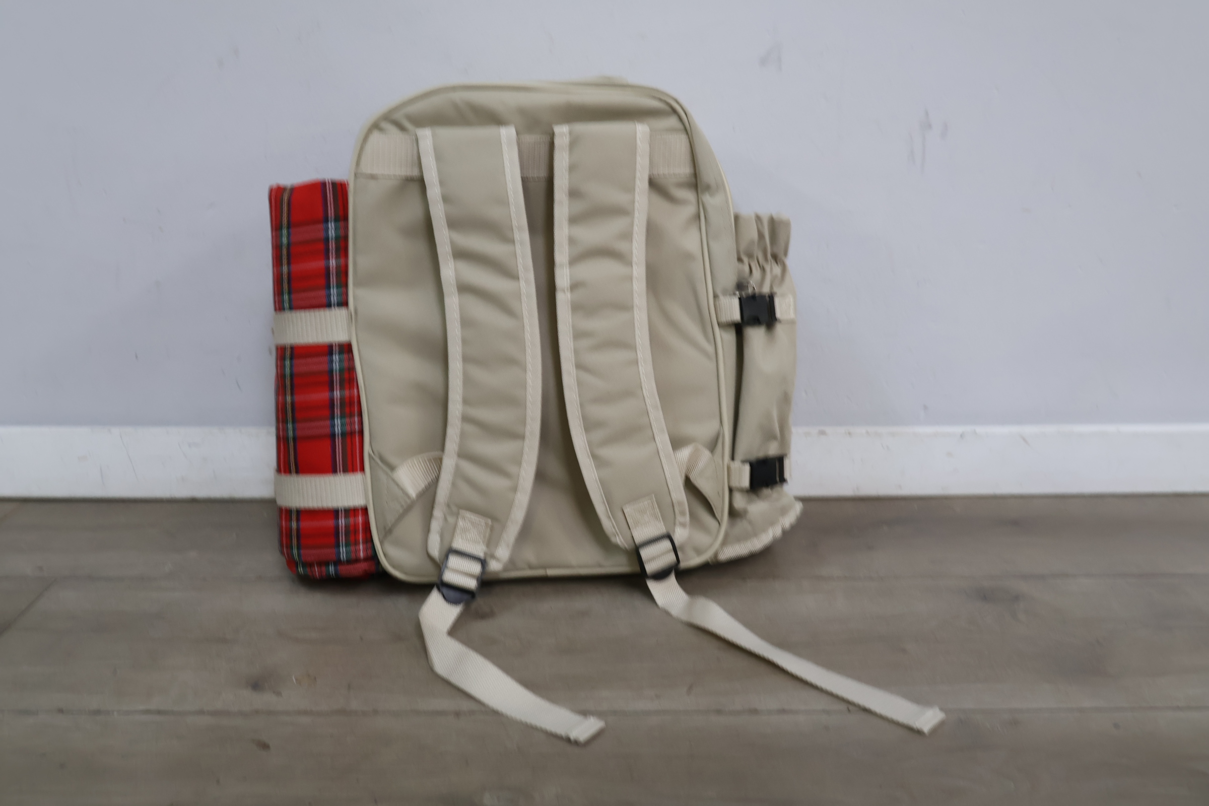 Picknickset met bestek, borden en glazen in beige tas – foto 11 – kavel bij GSD Auctions, Zoeterwoude