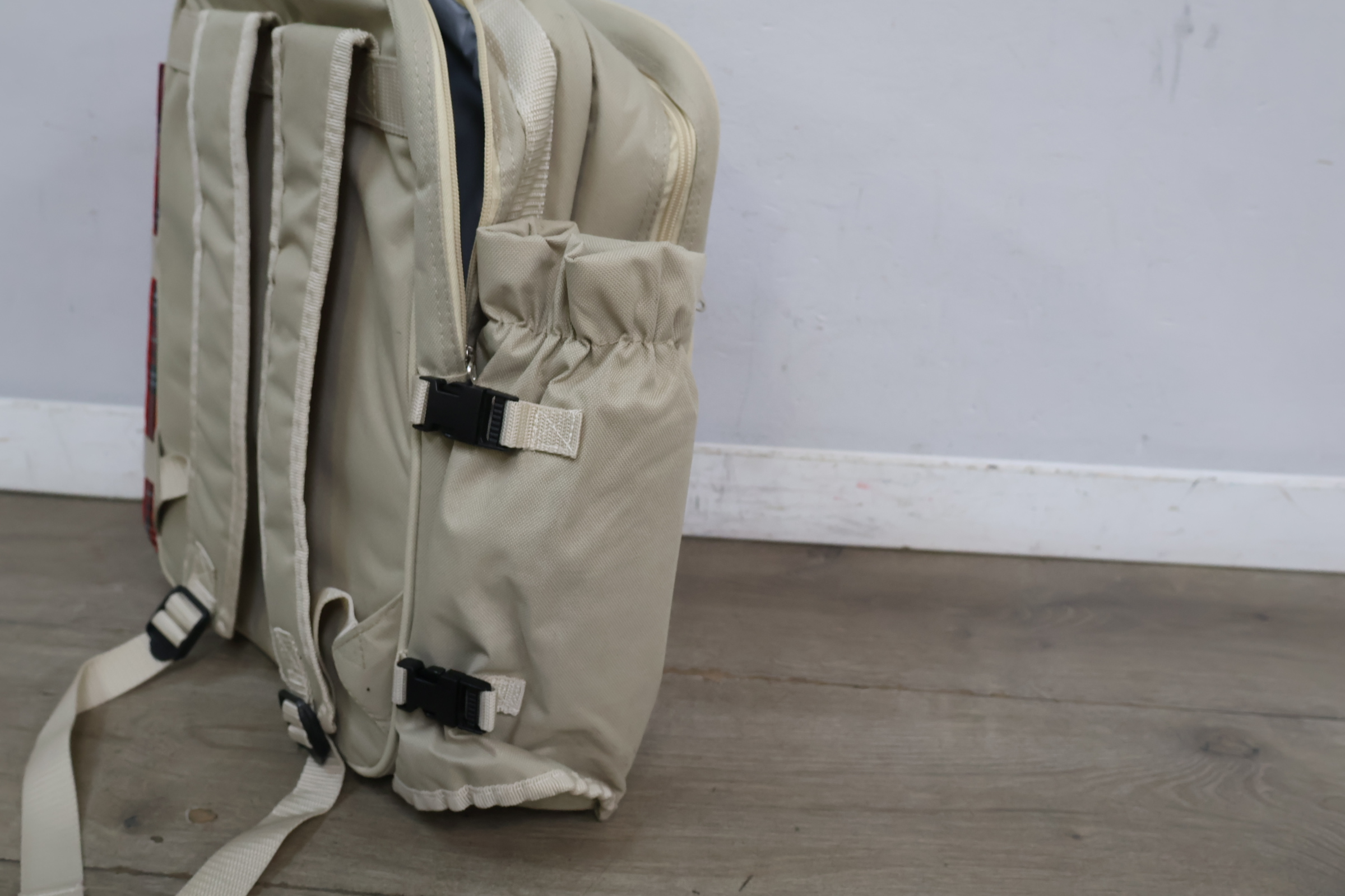 Picknickset met bestek, borden en glazen in beige tas – foto 12 – kavel bij GSD Auctions, Zoeterwoude