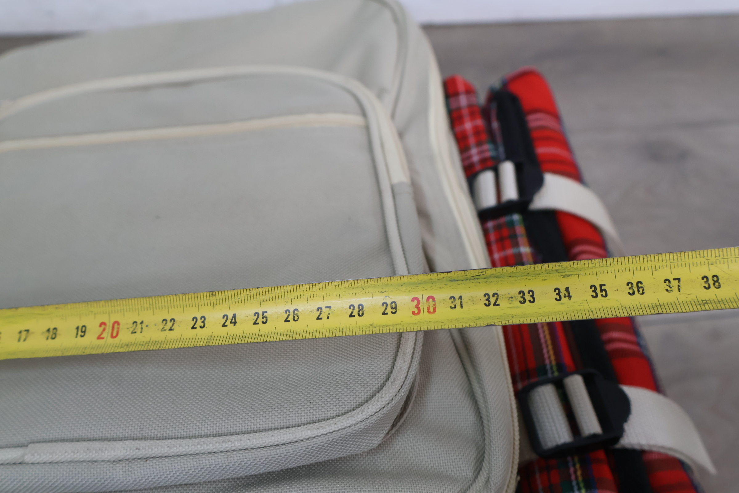 Picknickset met bestek, borden en glazen in beige tas – foto 13 – kavel bij GSD Auctions, Zoeterwoude