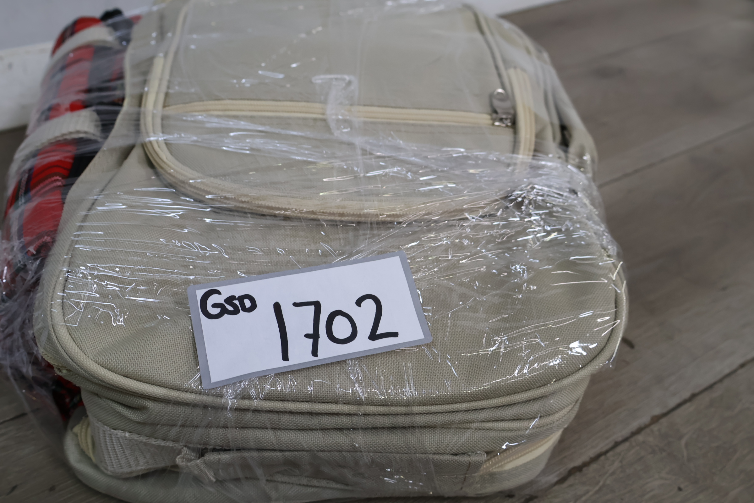 Picknickset met bestek, borden en glazen in beige tas – foto 16 – kavel bij GSD Auctions, Zoeterwoude