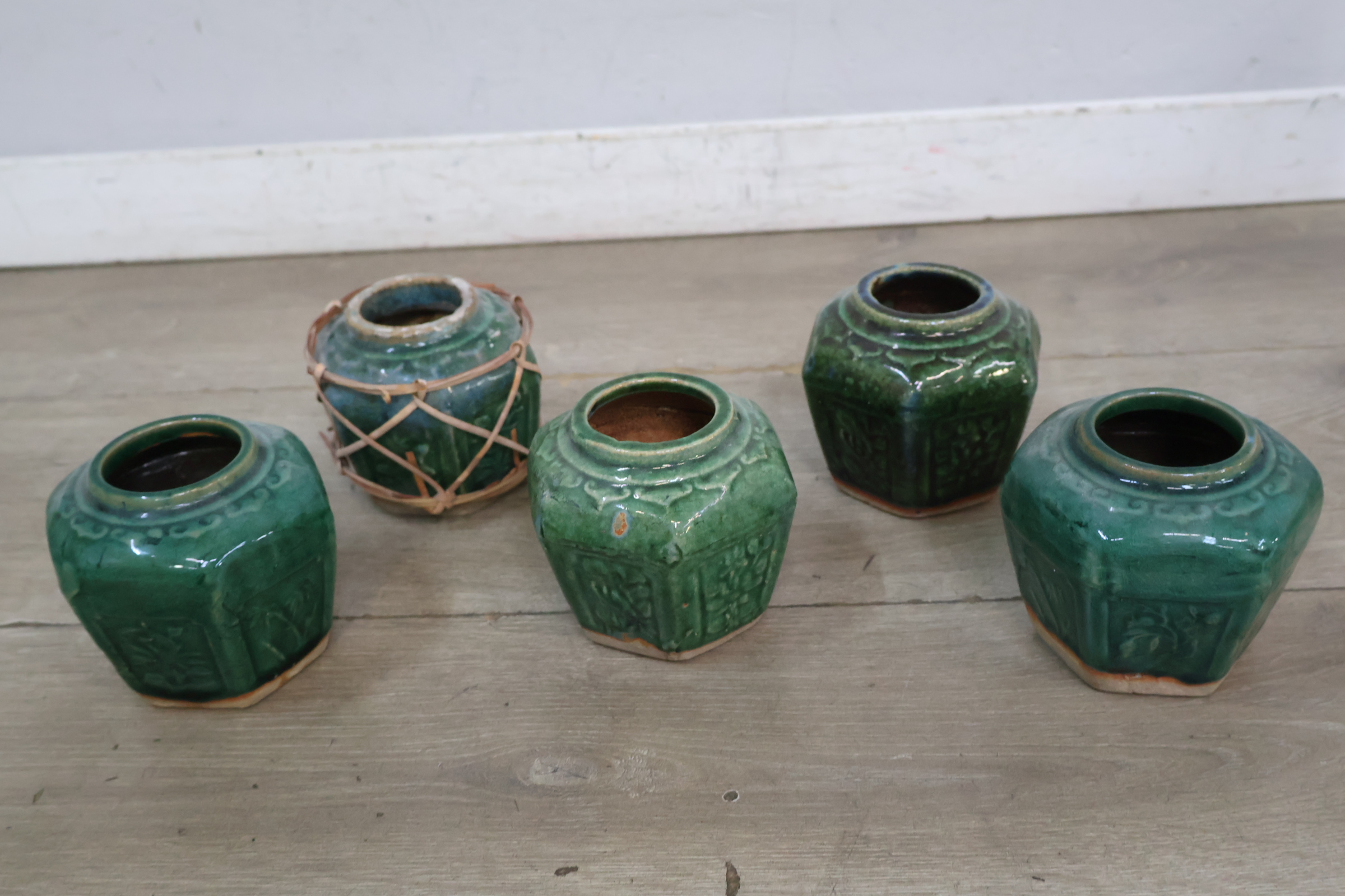 Set van 5 groene keramische potten – foto 2 – kavel bij GSD Auctions, Zoeterwoude