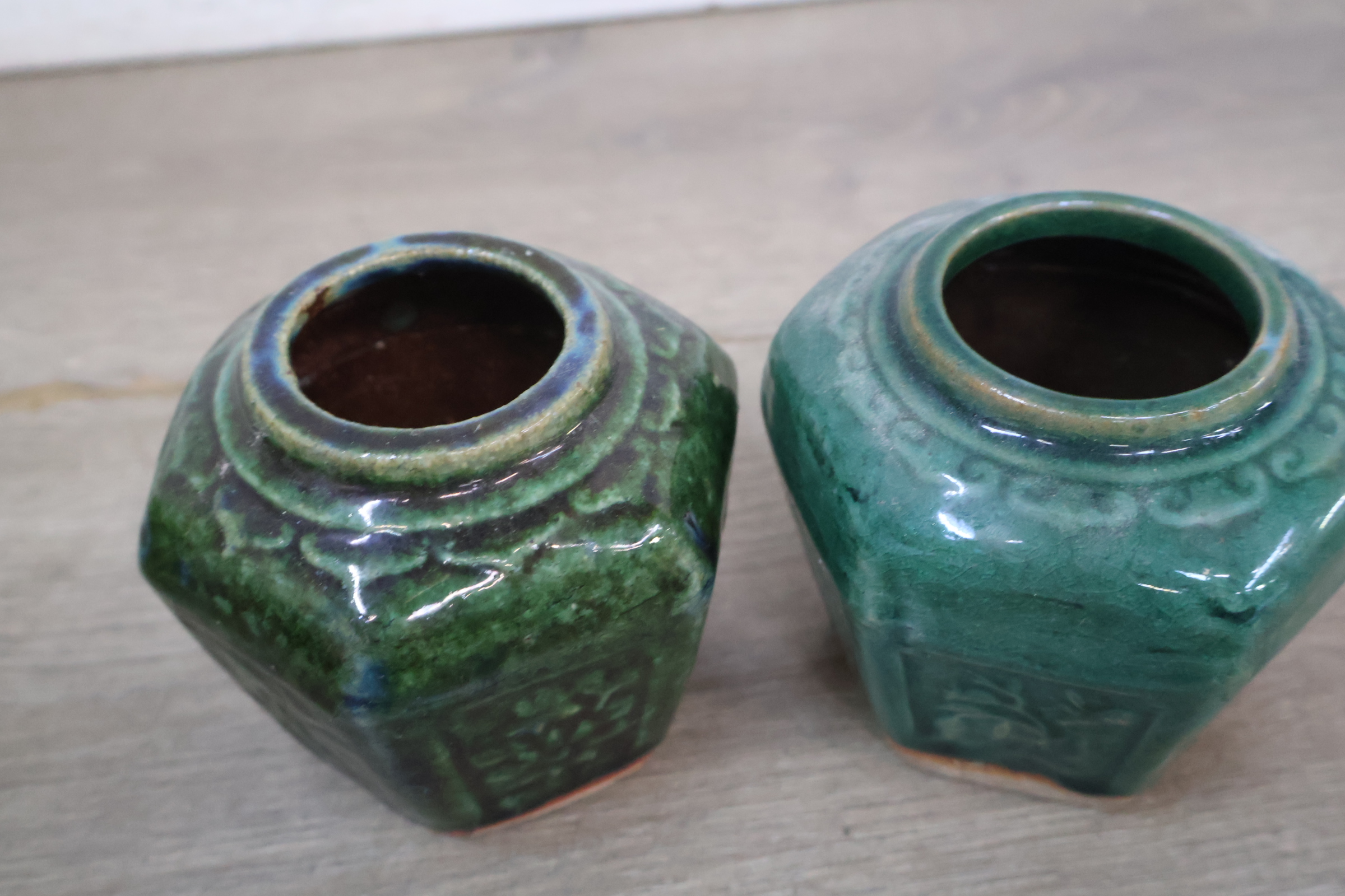 Set van 5 groene keramische potten – foto 3 – kavel bij GSD Auctions, Zoeterwoude