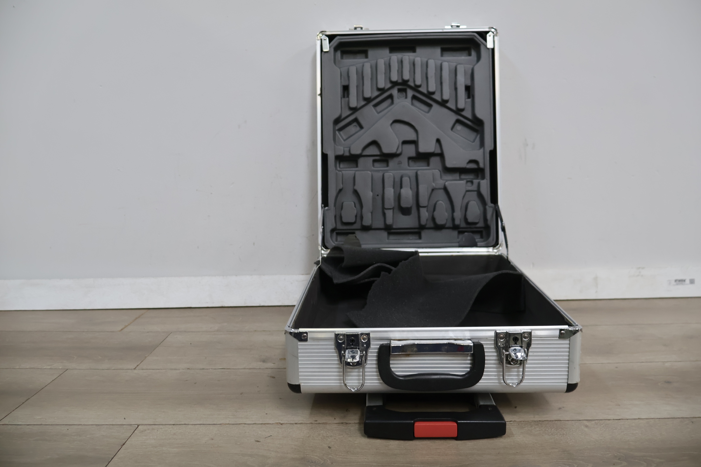 Höfftech aluminium trolley koffer – foto 9 – kavel bij GSD Auctions, Zoeterwoude