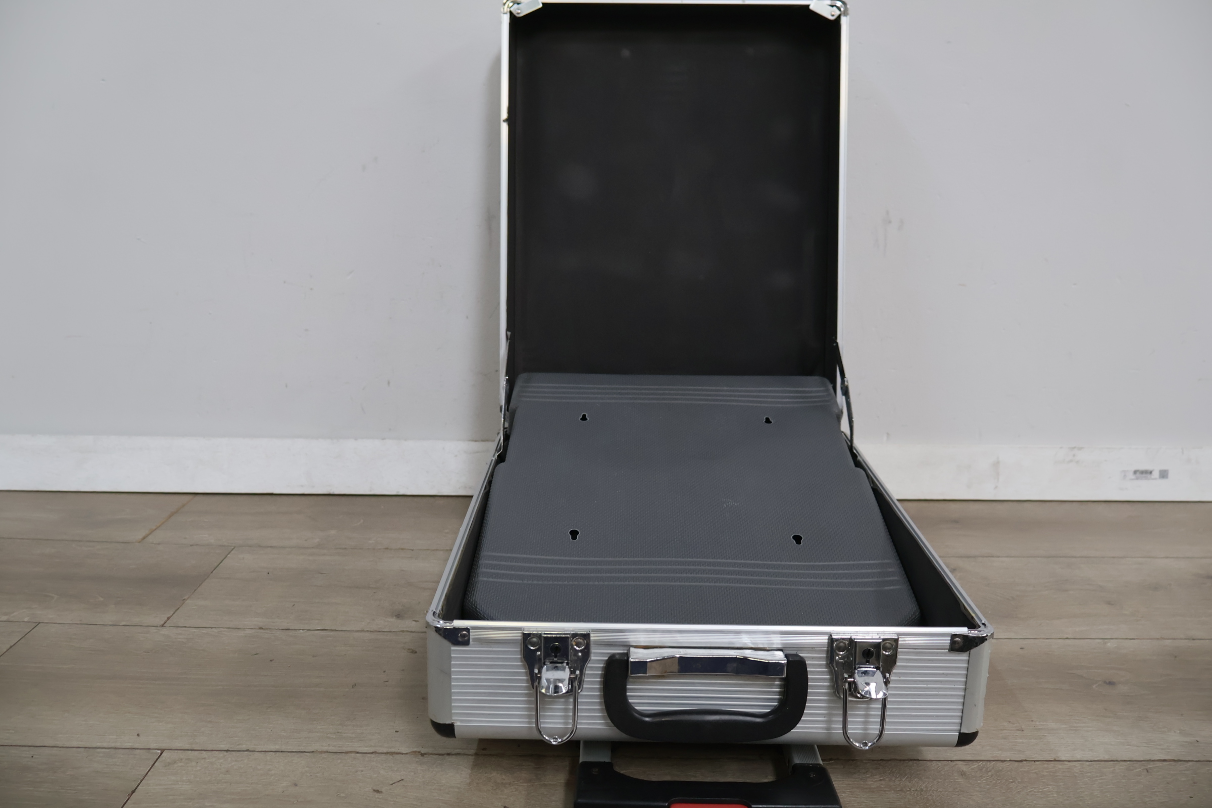 Höfftech aluminium trolley koffer – foto 12 – kavel bij GSD Auctions, Zoeterwoude