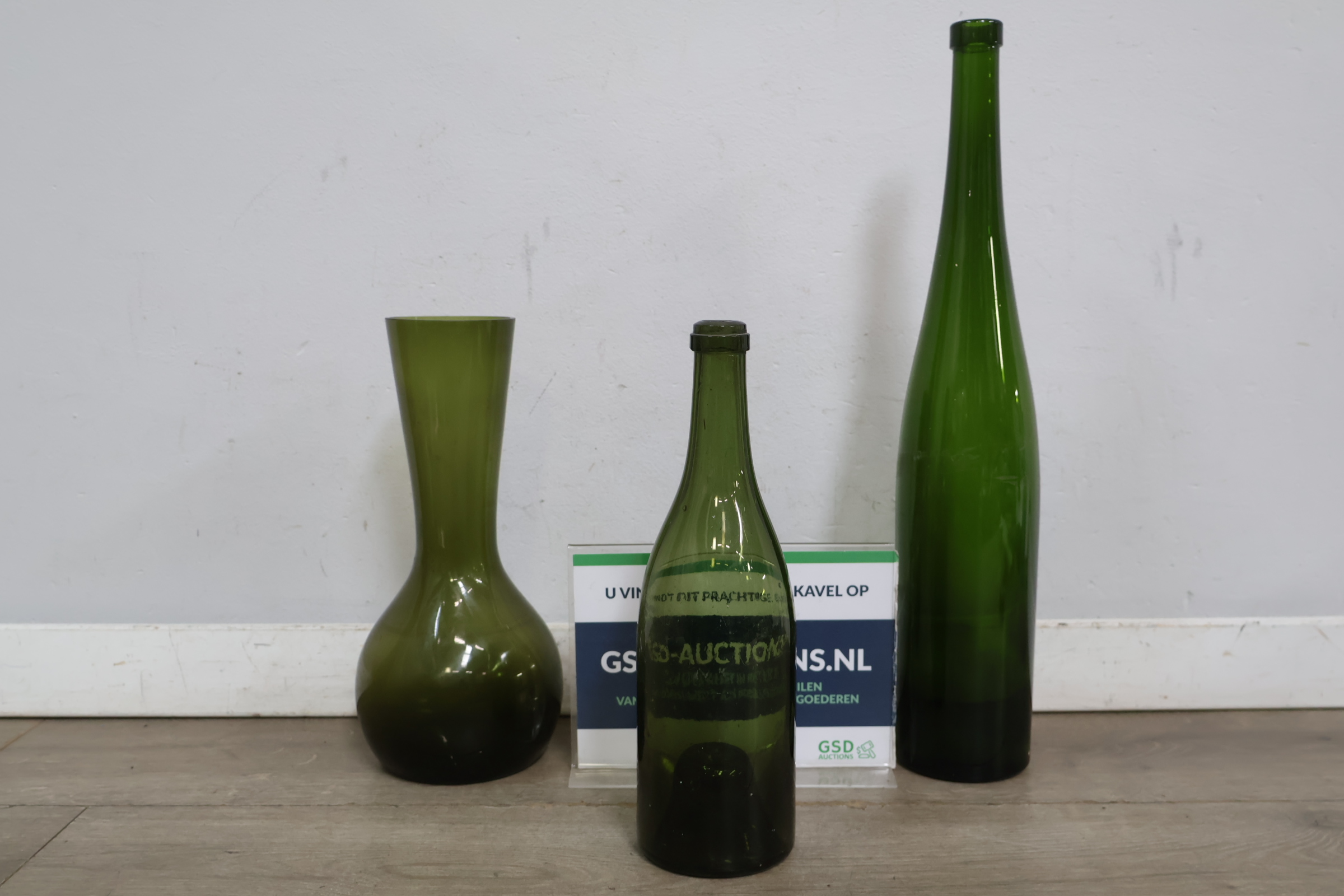 Set van twee groene glazen flessen en vaas – foto 2 – kavel bij GSD Auctions, Zoeterwoude