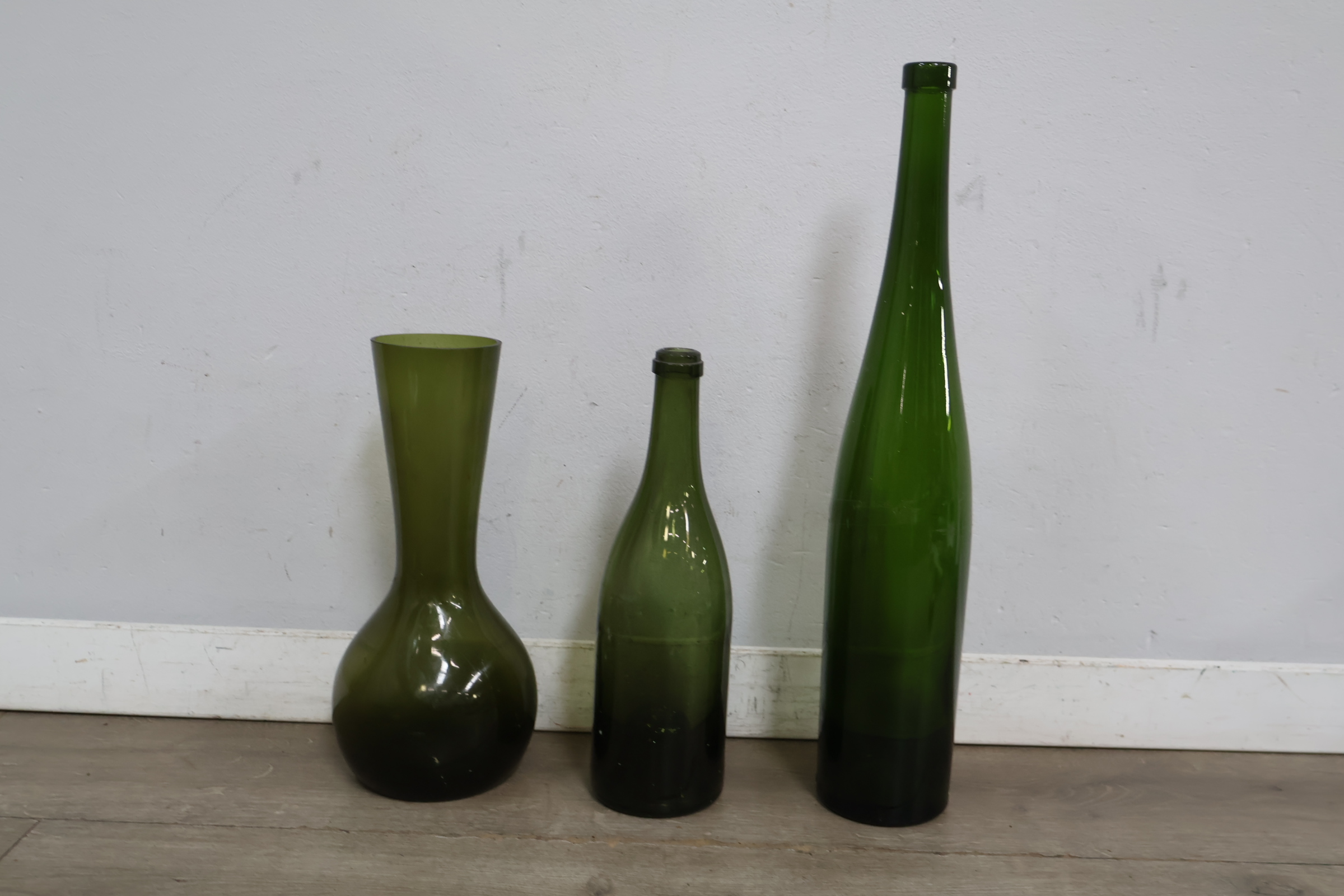 Set van twee groene glazen flessen en vaas – foto 3 – kavel bij GSD Auctions, Zoeterwoude
