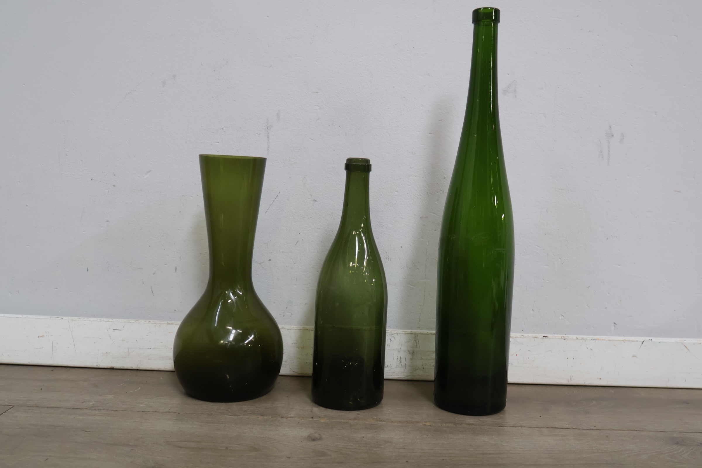 Set van twee groene glazen flessen en vaas – foto 4 – kavel bij GSD Auctions, Zoeterwoude