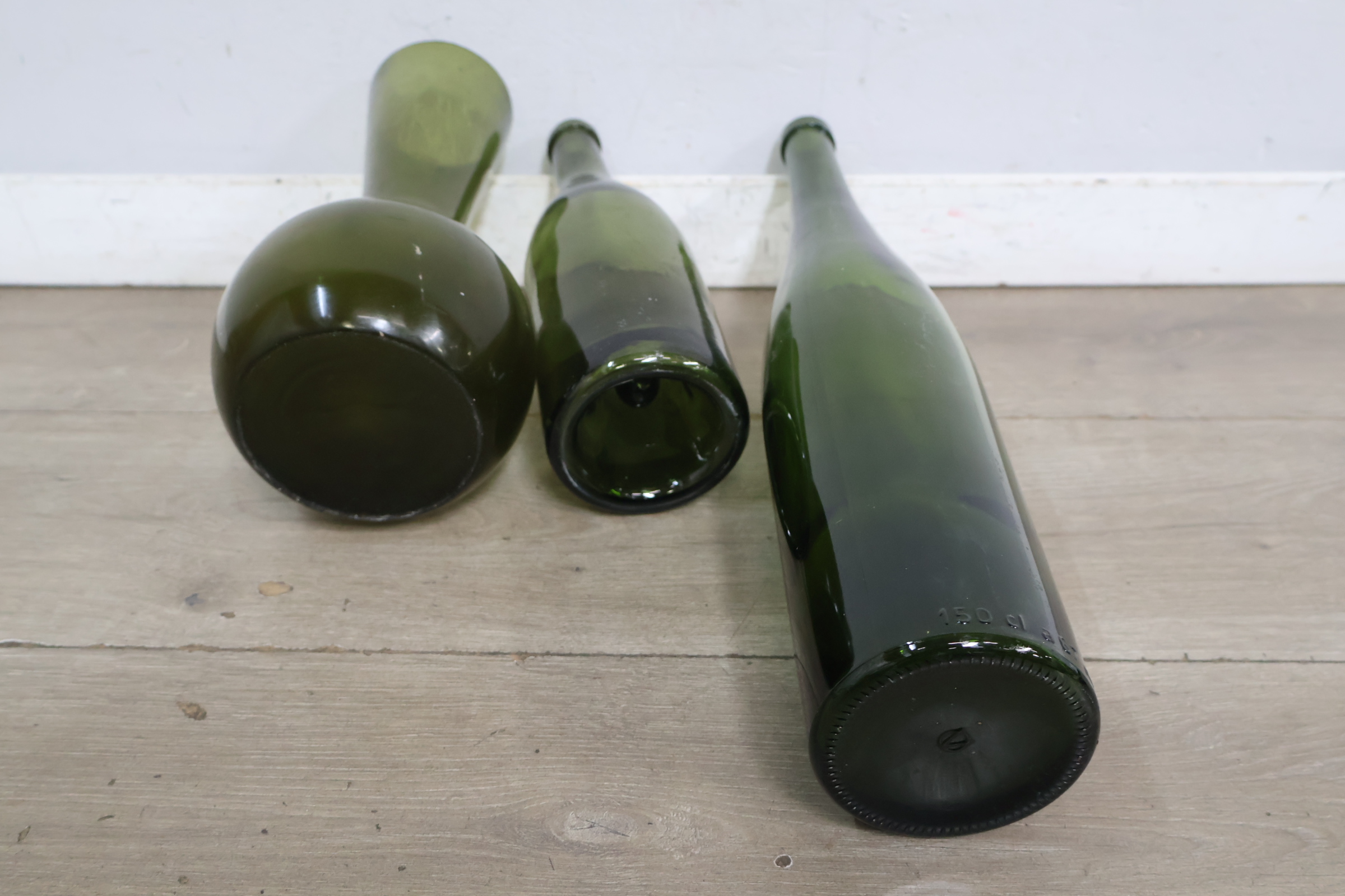 Set van twee groene glazen flessen en vaas – foto 5 – kavel bij GSD Auctions, Zoeterwoude