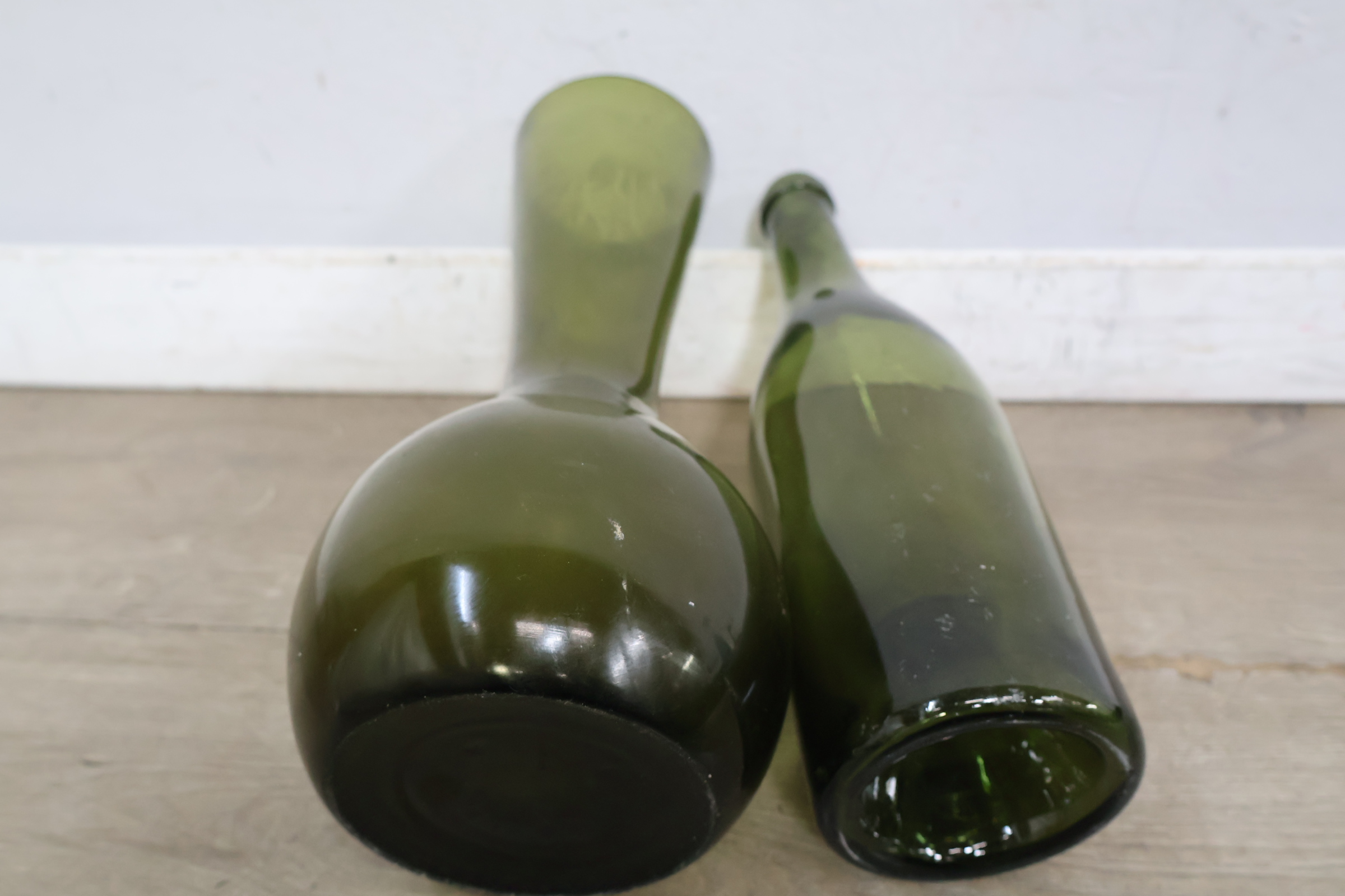 Set van twee groene glazen flessen en vaas – foto 6 – kavel bij GSD Auctions, Zoeterwoude