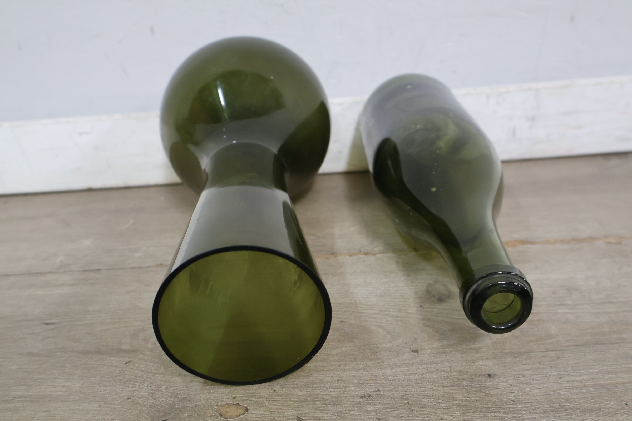 Set van twee groene glazen flessen en vaas – foto 7 – kavel bij GSD Auctions, Zoeterwoude