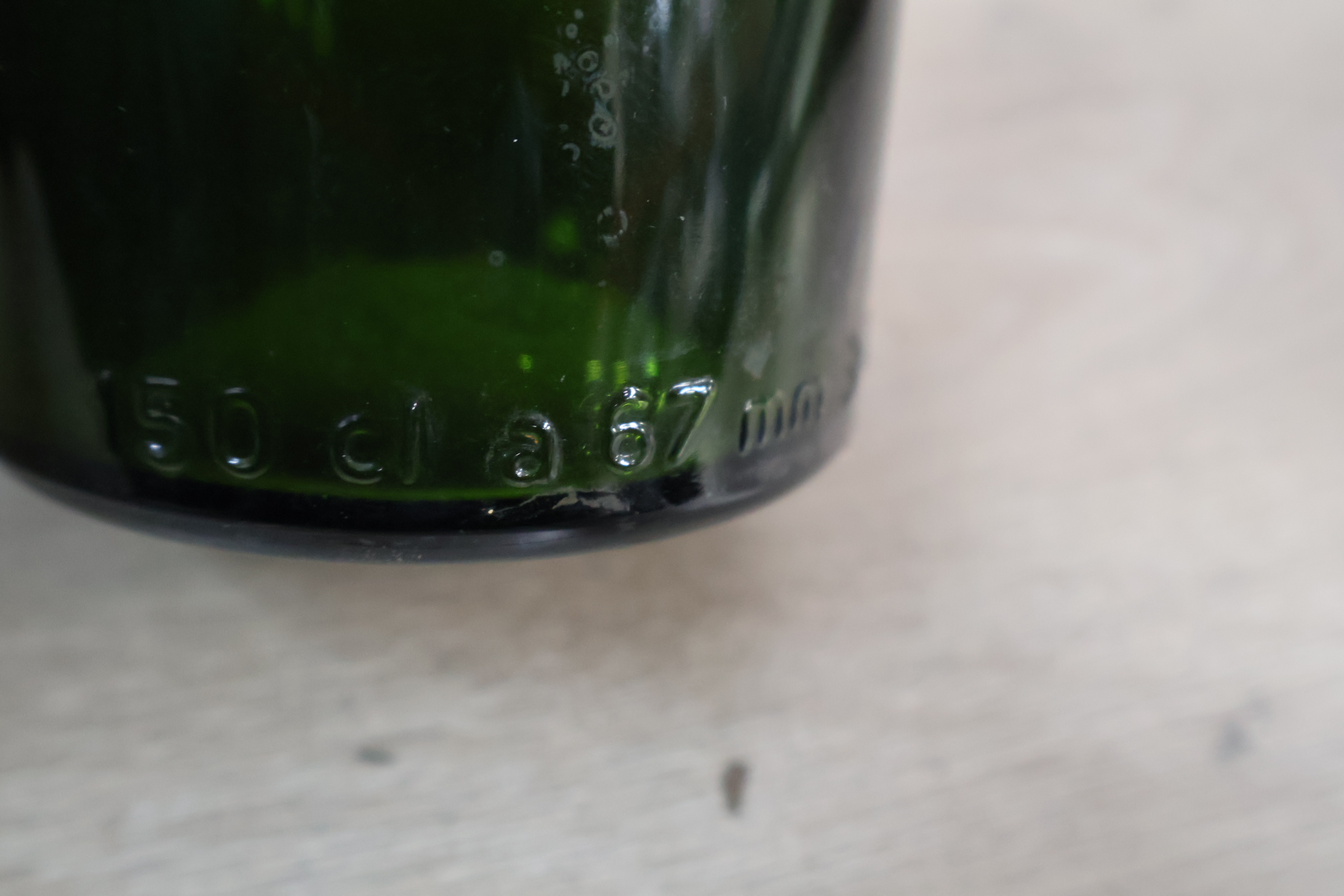 Set van twee groene glazen flessen en vaas – foto 8 – kavel bij GSD Auctions, Zoeterwoude