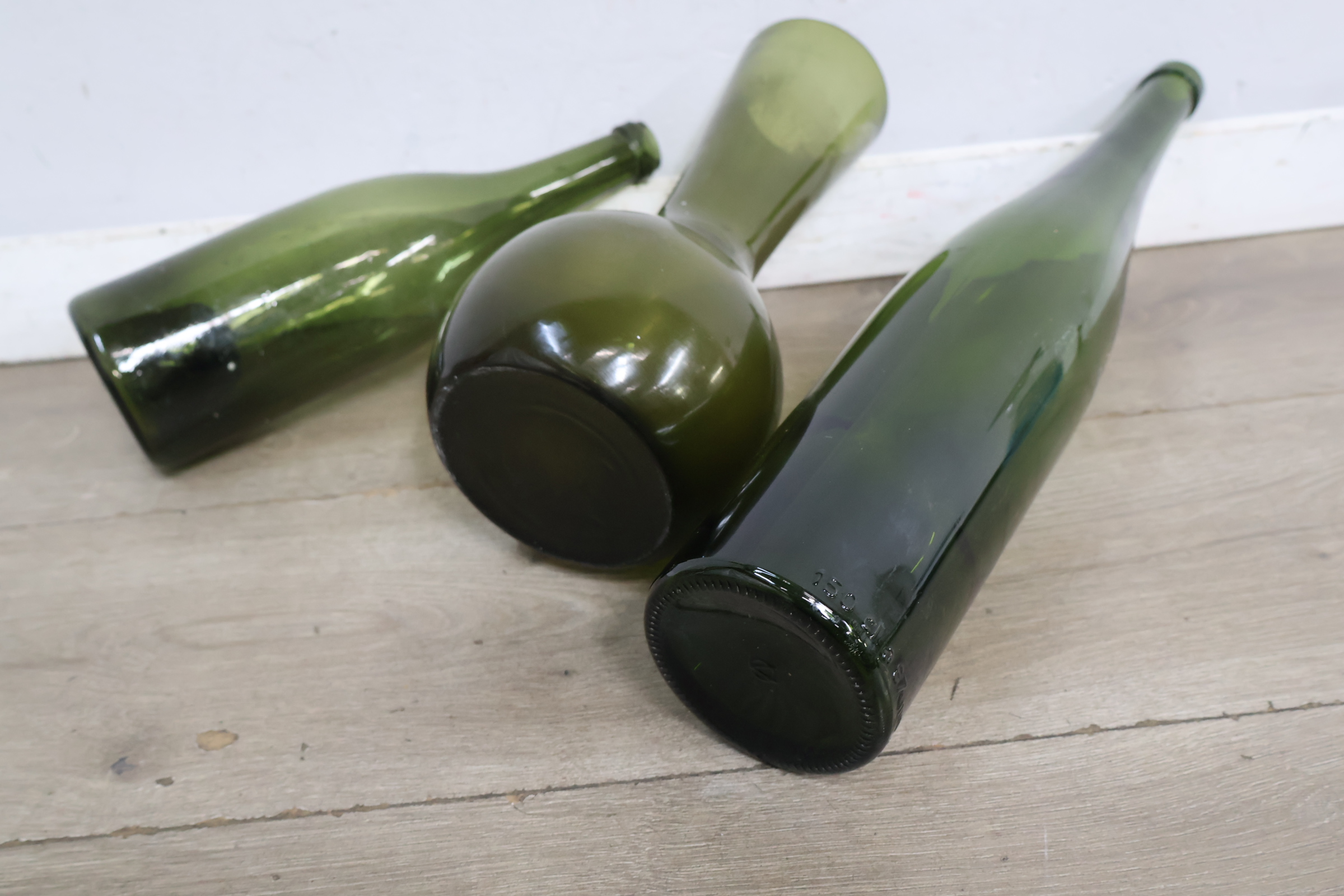 Set van twee groene glazen flessen en vaas – foto 9 – kavel bij GSD Auctions, Zoeterwoude