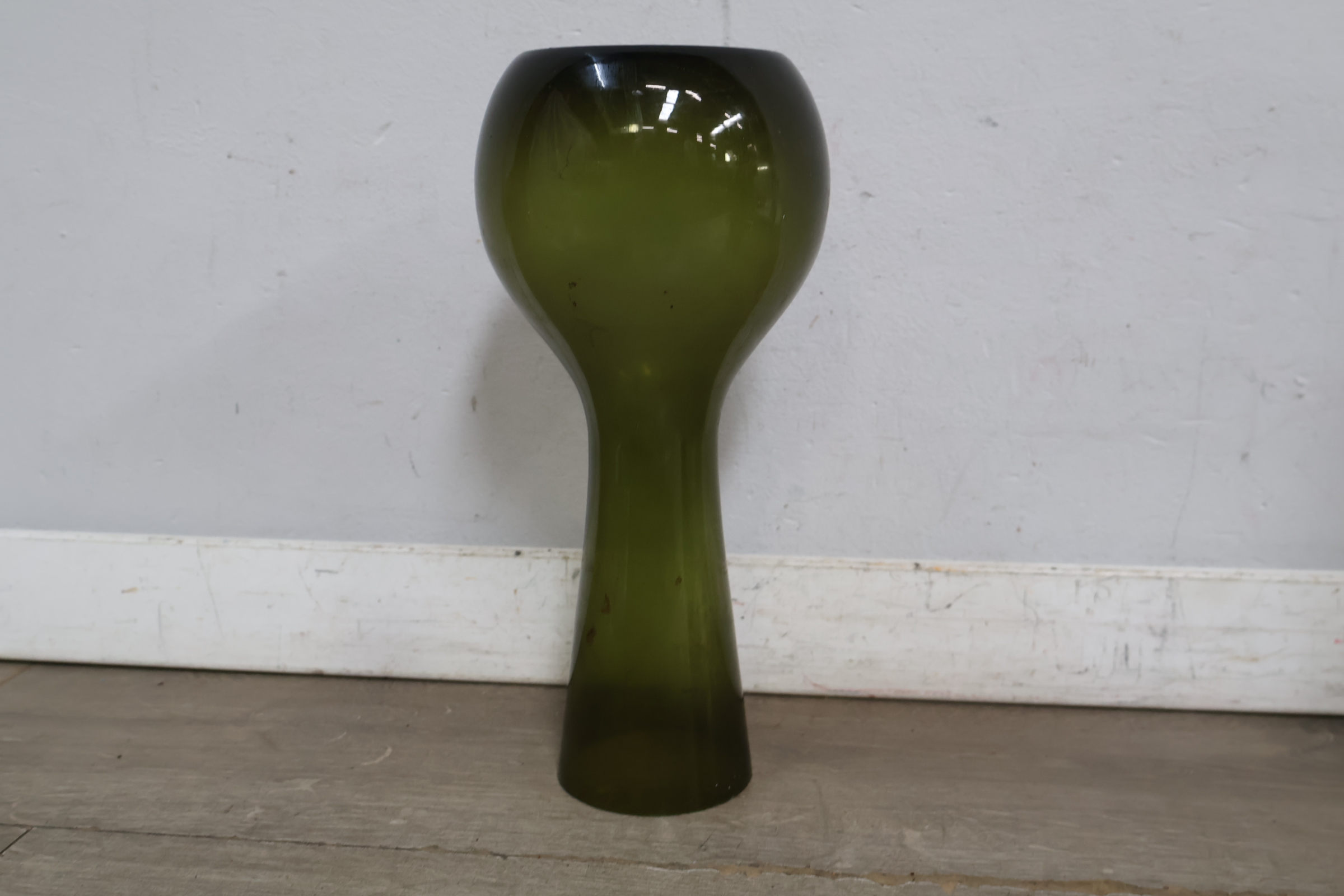 Set van twee groene glazen flessen en vaas – foto 10 – kavel bij GSD Auctions, Zoeterwoude