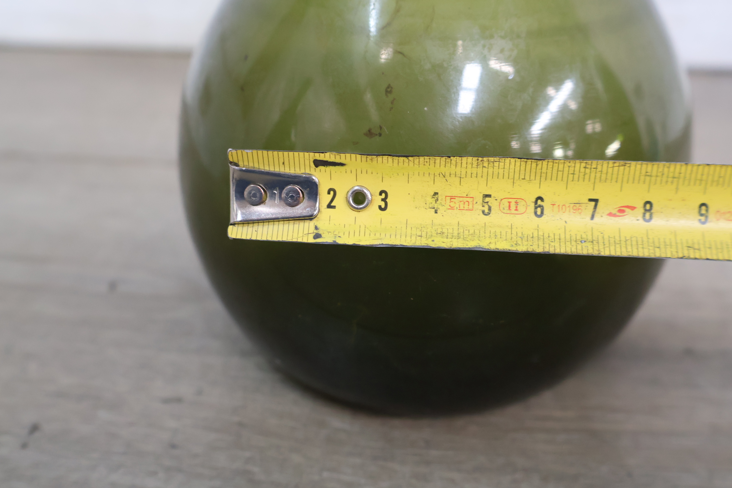 Set van twee groene glazen flessen en vaas – foto 12 – kavel bij GSD Auctions, Zoeterwoude