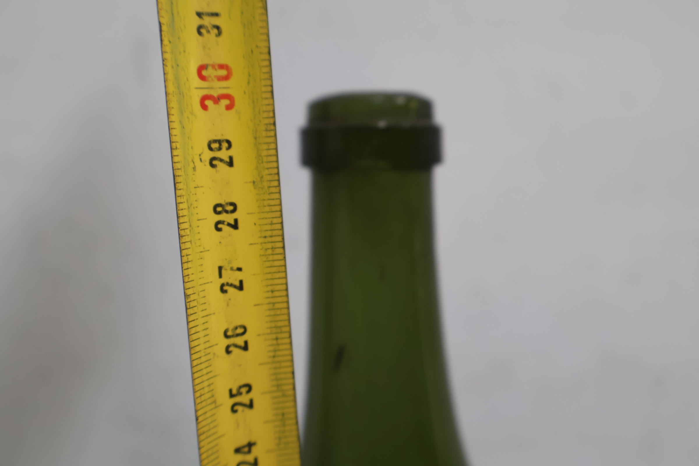 Set van twee groene glazen flessen en vaas – foto 13 – kavel bij GSD Auctions, Zoeterwoude