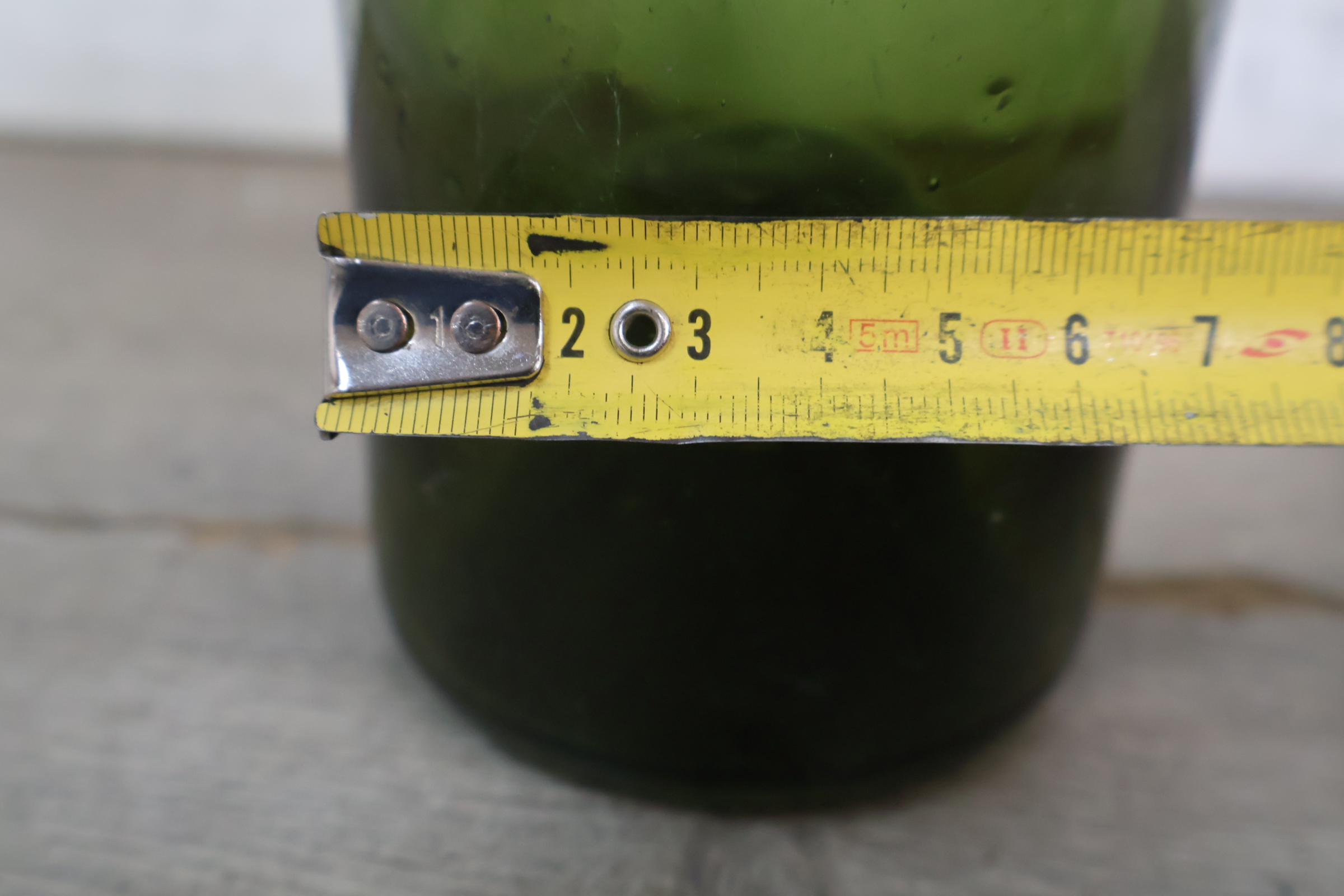 Set van twee groene glazen flessen en vaas – foto 14 – kavel bij GSD Auctions, Zoeterwoude