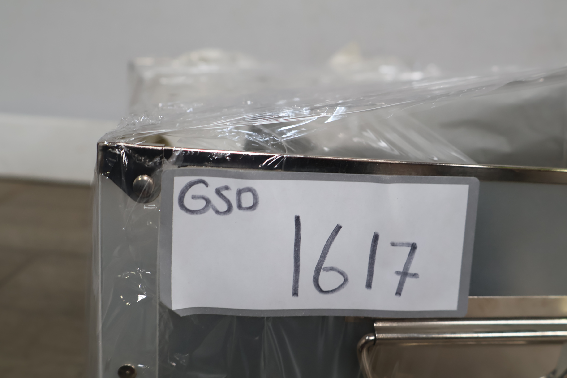 Set van twee groene glazen flessen en vaas – foto 15 – kavel bij GSD Auctions, Zoeterwoude