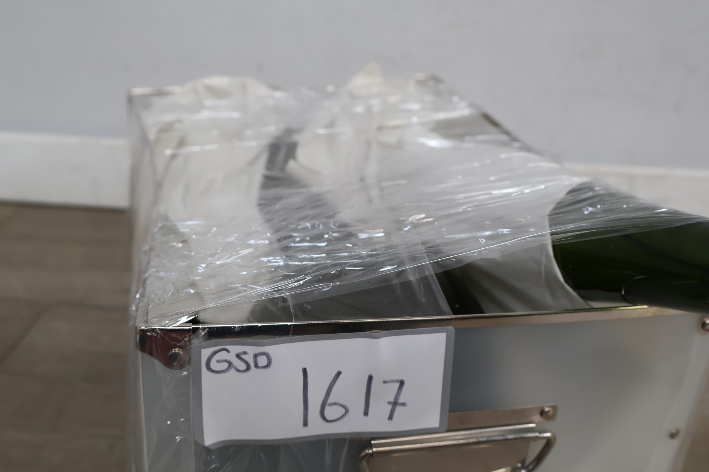 Set van twee groene glazen flessen en vaas – foto 16 – kavel bij GSD Auctions, Zoeterwoude