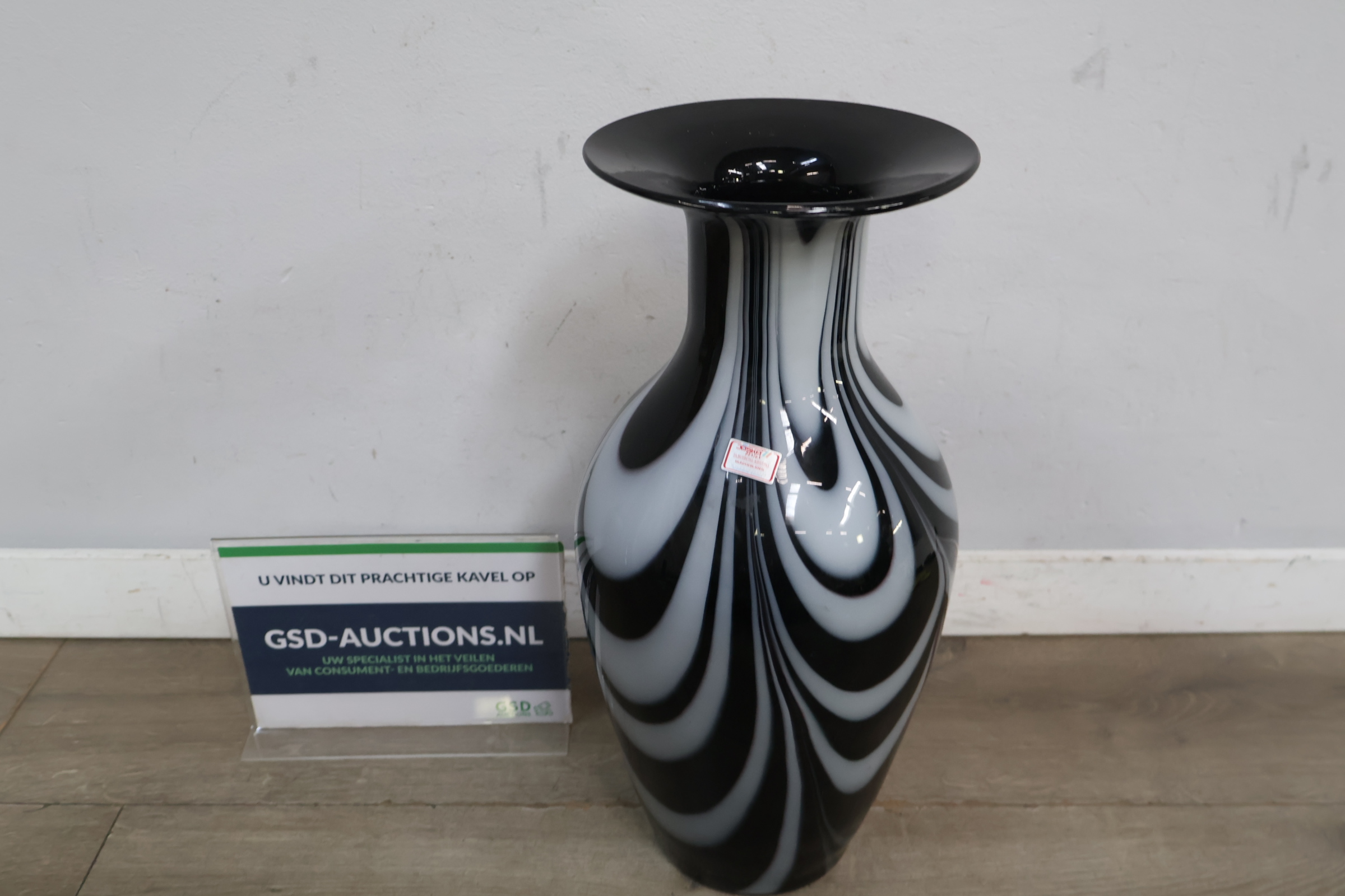 Zwart-witte glazen vaas met golvend patroon – foto 2 – kavel bij GSD Auctions, Zoeterwoude