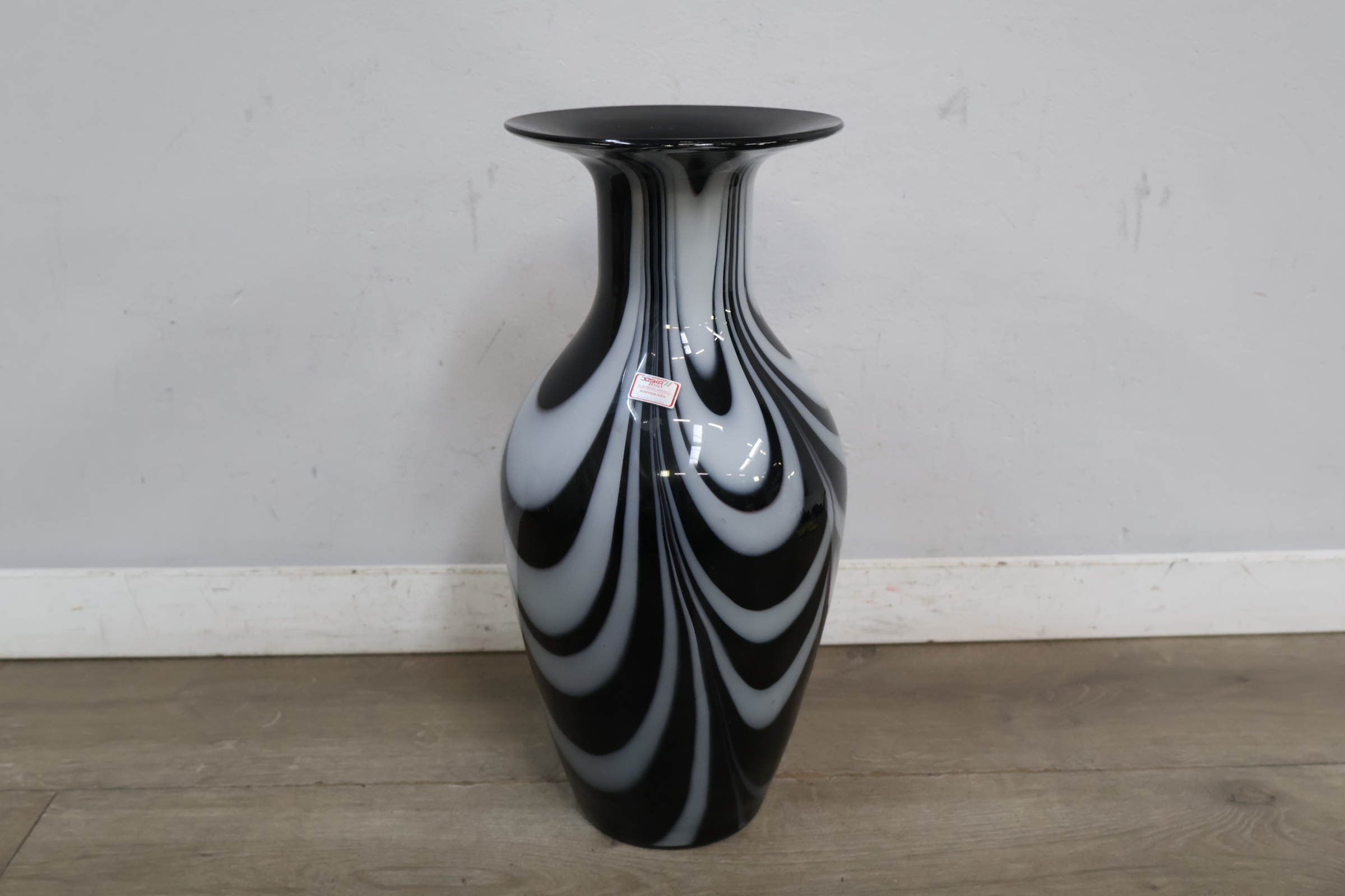 Zwart-witte glazen vaas met golvend patroon – foto 3 – kavel bij GSD Auctions, Zoeterwoude