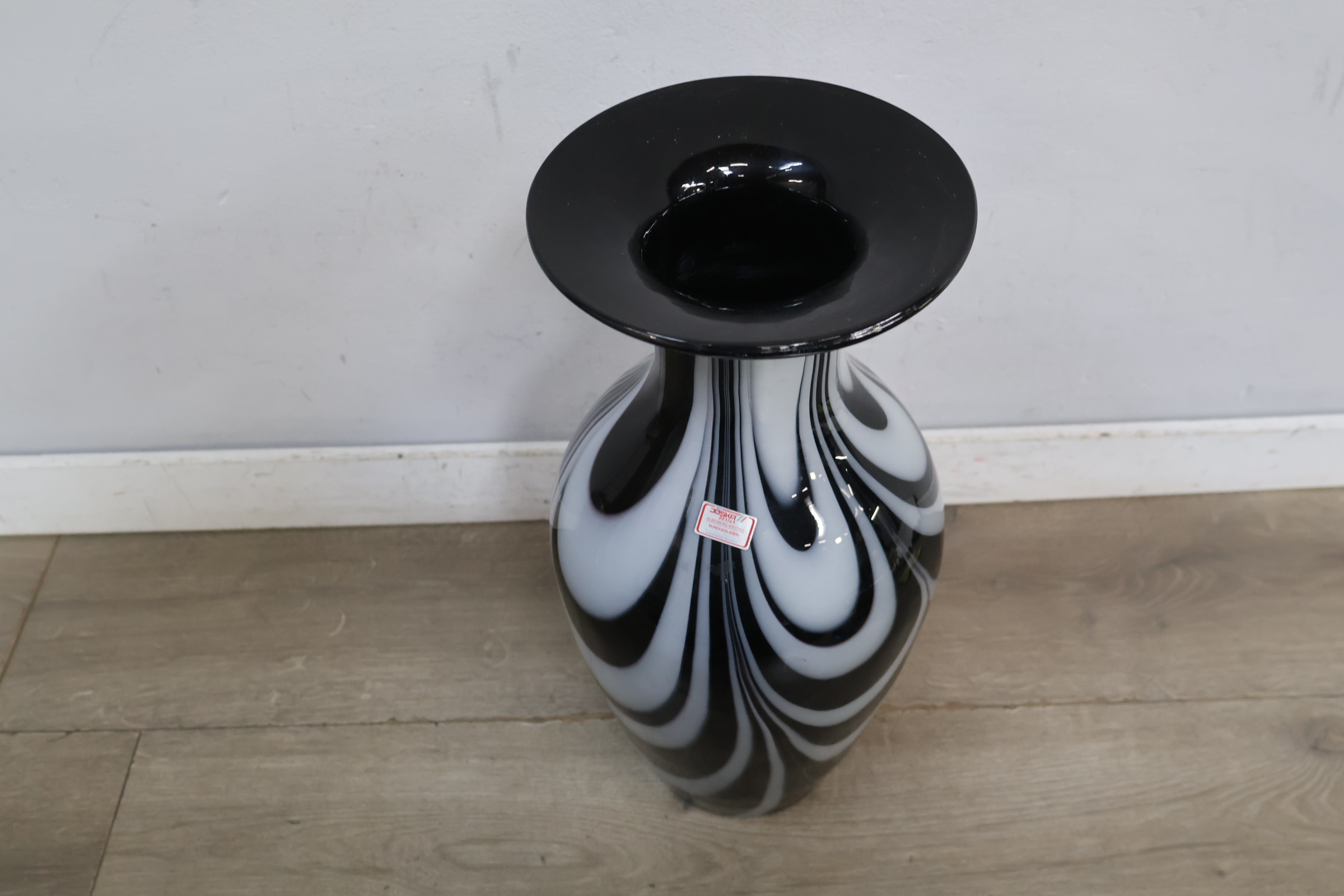 Zwart-witte glazen vaas met golvend patroon – foto 4 – kavel bij GSD Auctions, Zoeterwoude