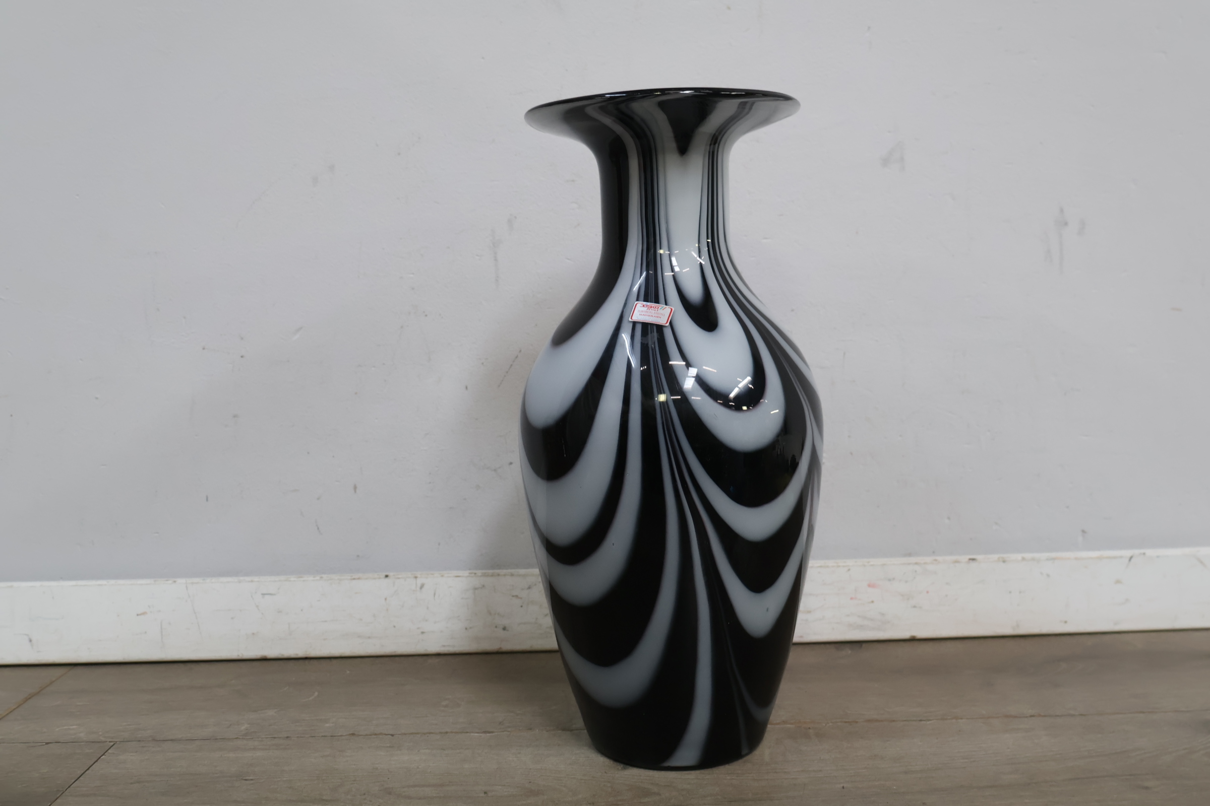 Zwart-witte glazen vaas met golvend patroon – foto 5 – kavel bij GSD Auctions, Zoeterwoude
