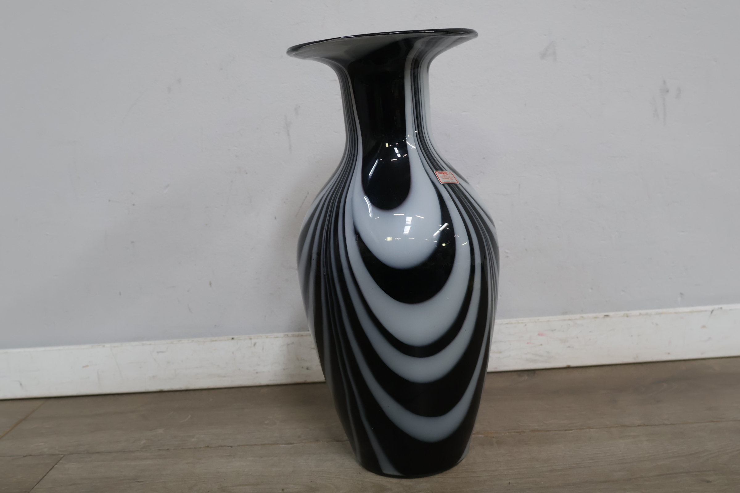 Zwart-witte glazen vaas met golvend patroon – foto 8 – kavel bij GSD Auctions, Zoeterwoude