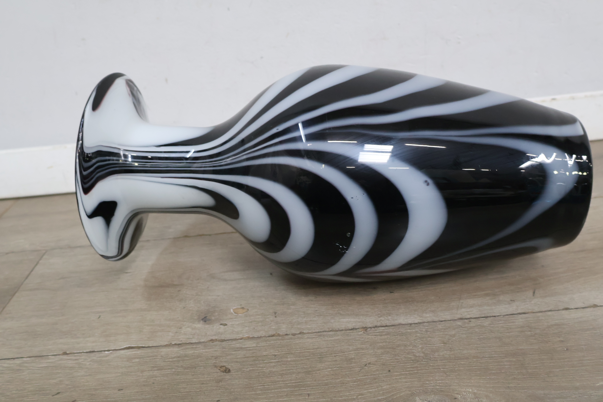 Zwart-witte glazen vaas met golvend patroon – foto 10 – kavel bij GSD Auctions, Zoeterwoude