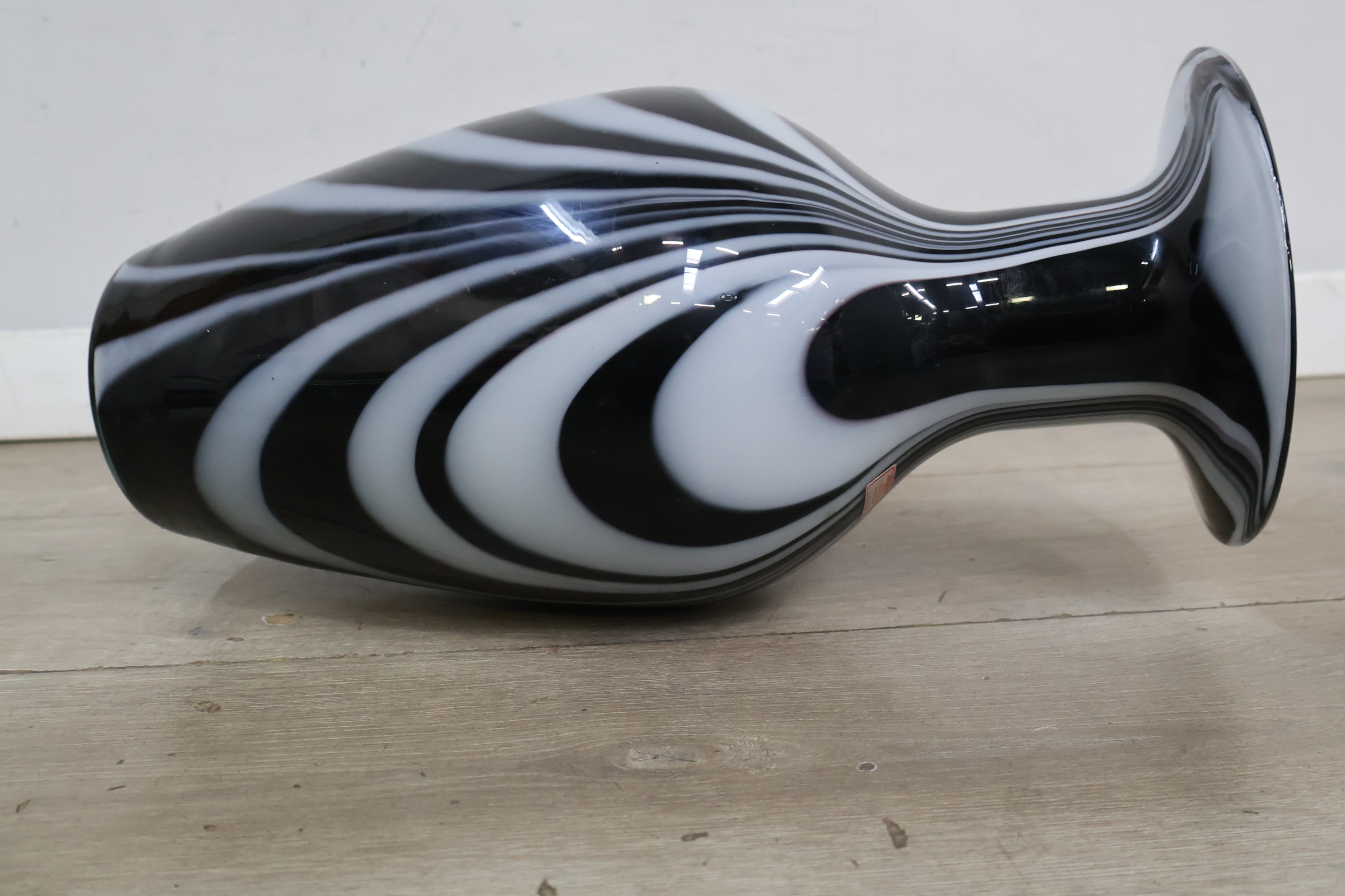 Zwart-witte glazen vaas met golvend patroon – foto 13 – kavel bij GSD Auctions, Zoeterwoude