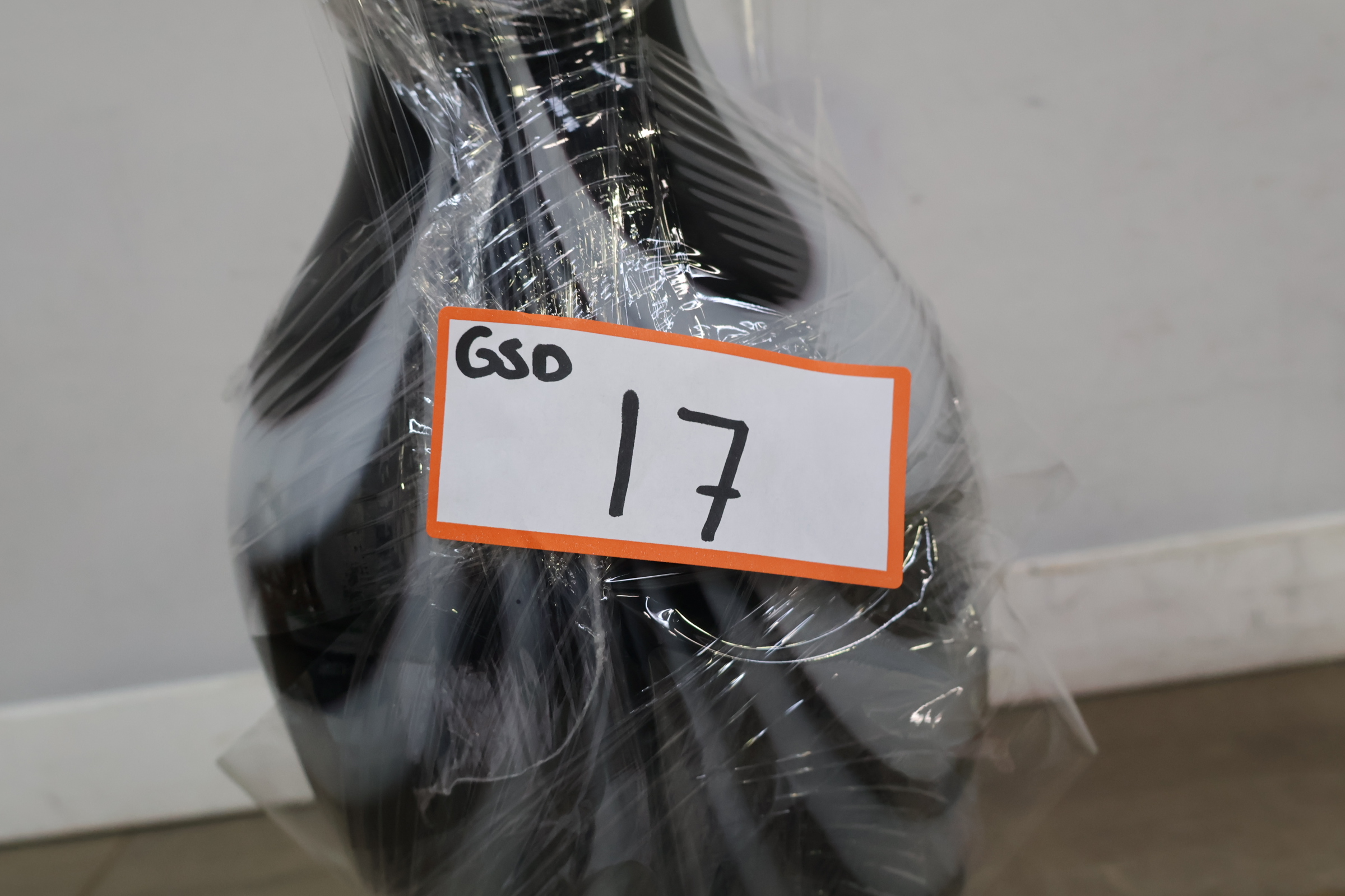 Zwart-witte glazen vaas met golvend patroon – foto 16 – kavel bij GSD Auctions, Zoeterwoude