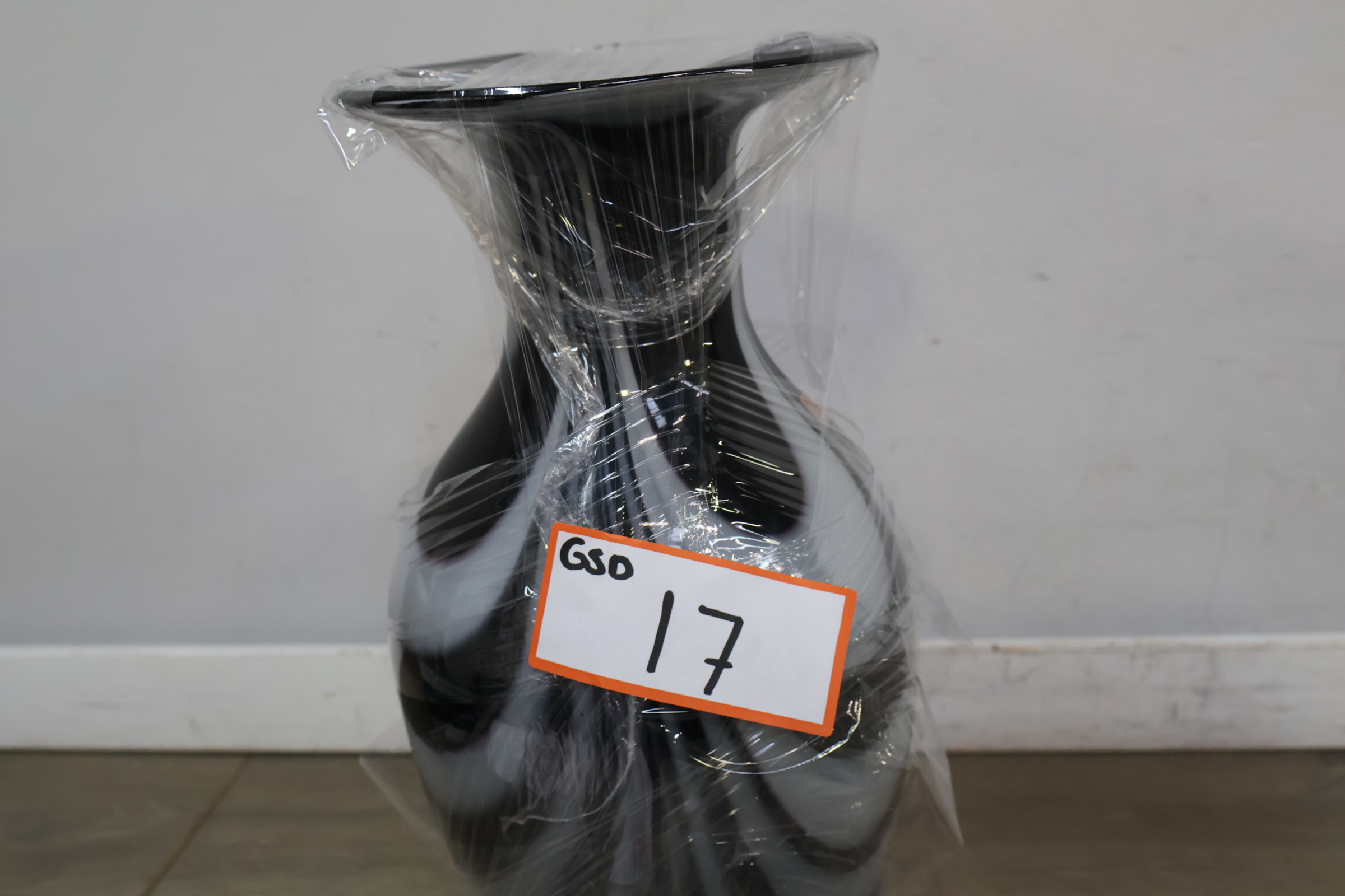 Zwart-witte glazen vaas met golvend patroon – foto 17 – kavel bij GSD Auctions, Zoeterwoude