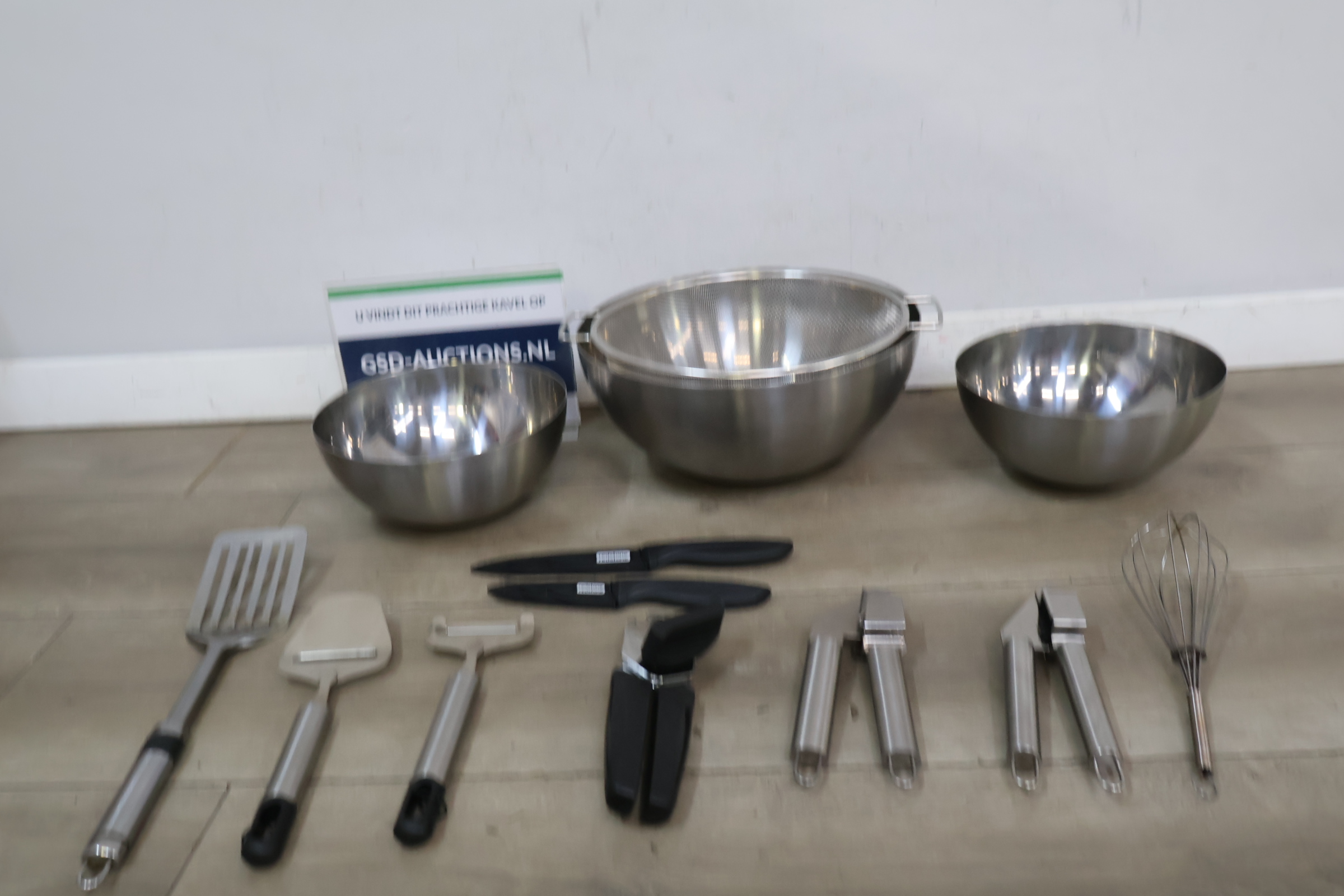 Zwart-witte glazen vaas met golvend patroon – foto 18 – kavel bij GSD Auctions, Zoeterwoude