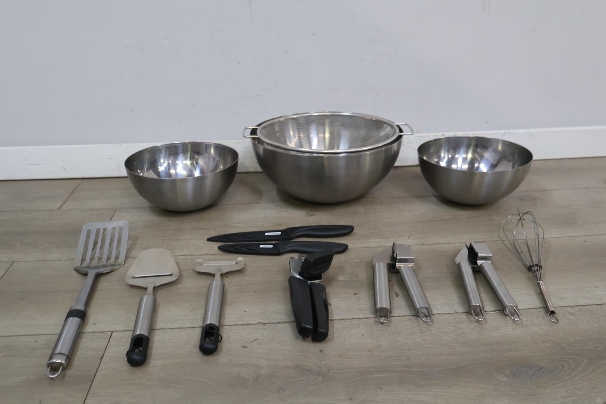Zwart-witte glazen vaas met golvend patroon – foto 20 – kavel bij GSD Auctions, Zoeterwoude