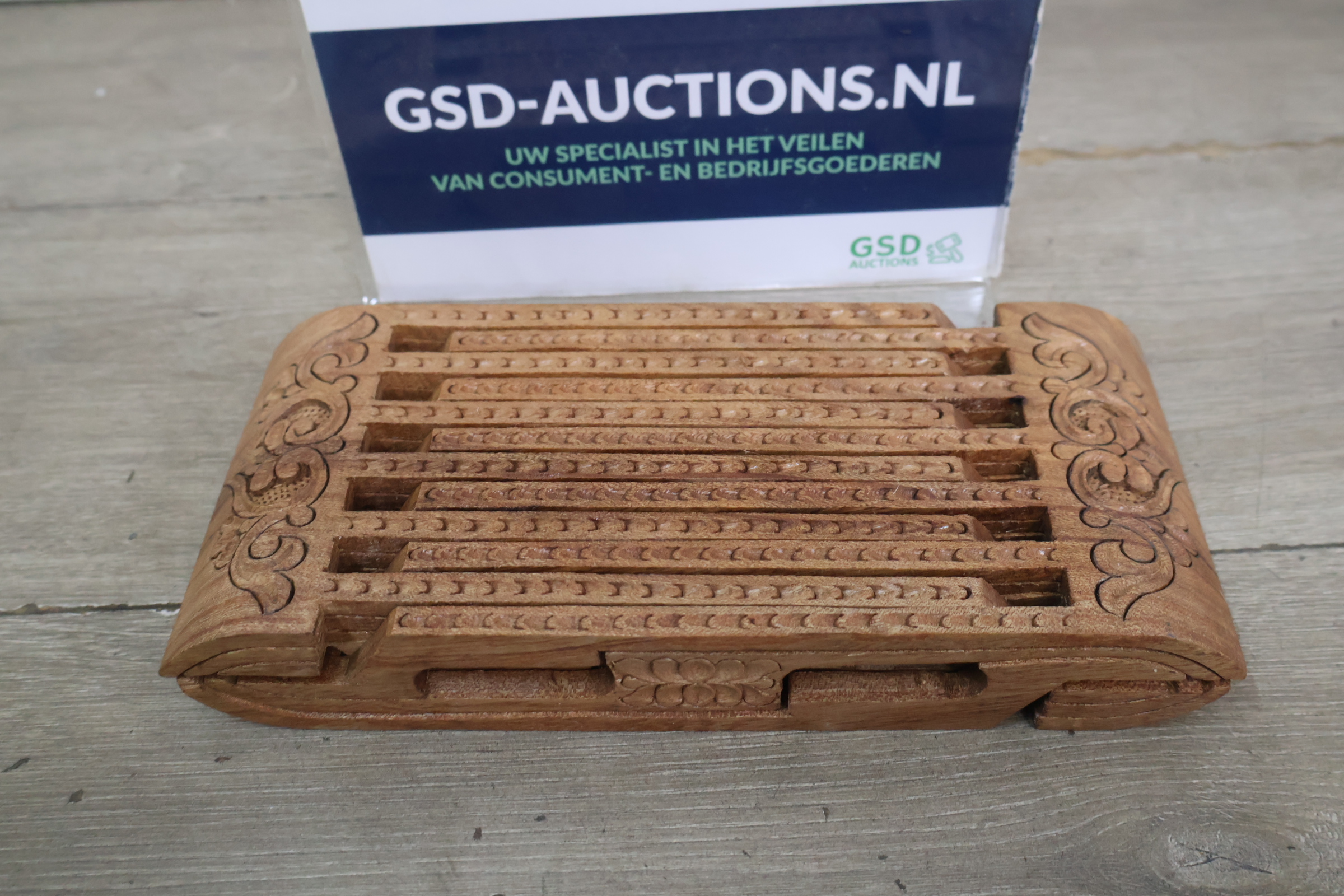 Houten standaard (Laukh) met houtsnijwerk – foto 2 – kavel bij GSD Auctions, Zoeterwoude