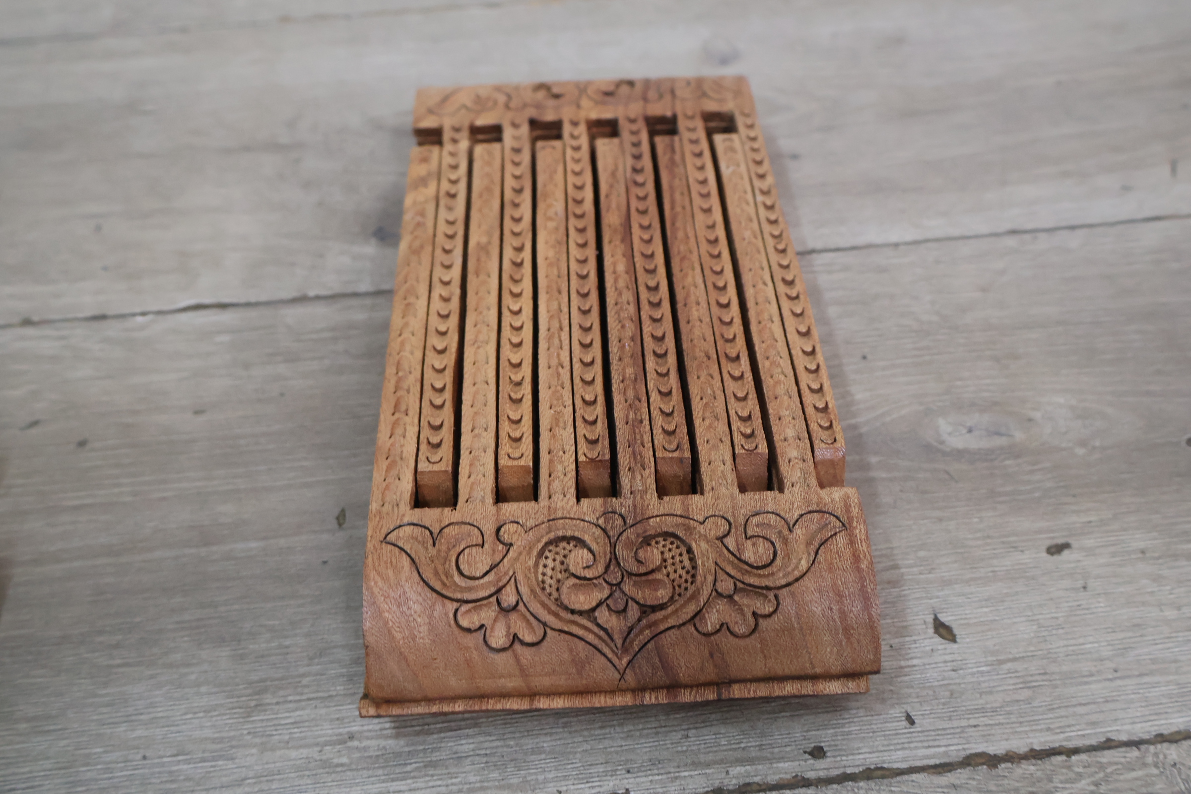 Houten standaard (Laukh) met houtsnijwerk – foto 3 – kavel bij GSD Auctions, Zoeterwoude