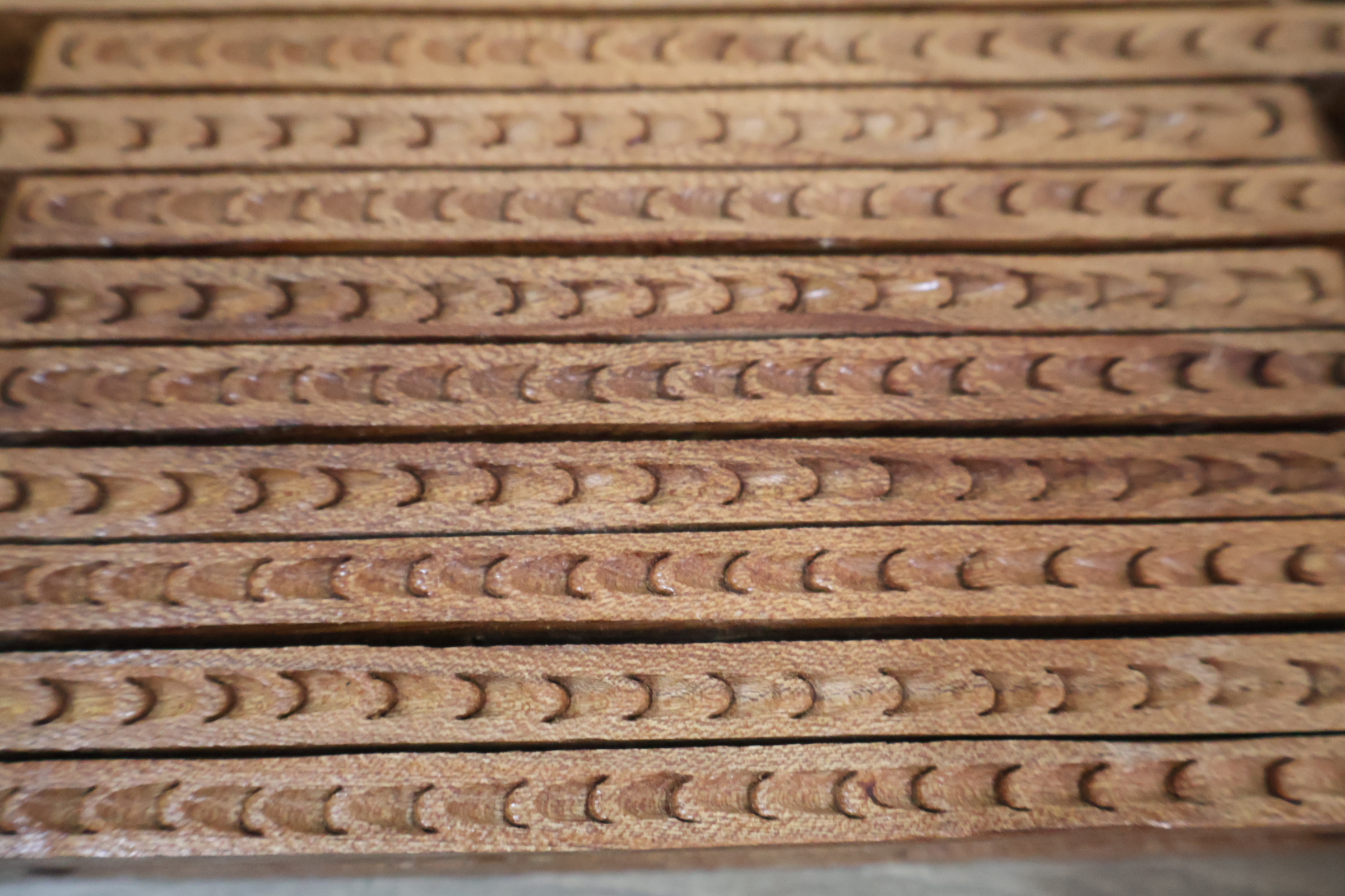 Houten standaard (Laukh) met houtsnijwerk – foto 4 – kavel bij GSD Auctions, Zoeterwoude