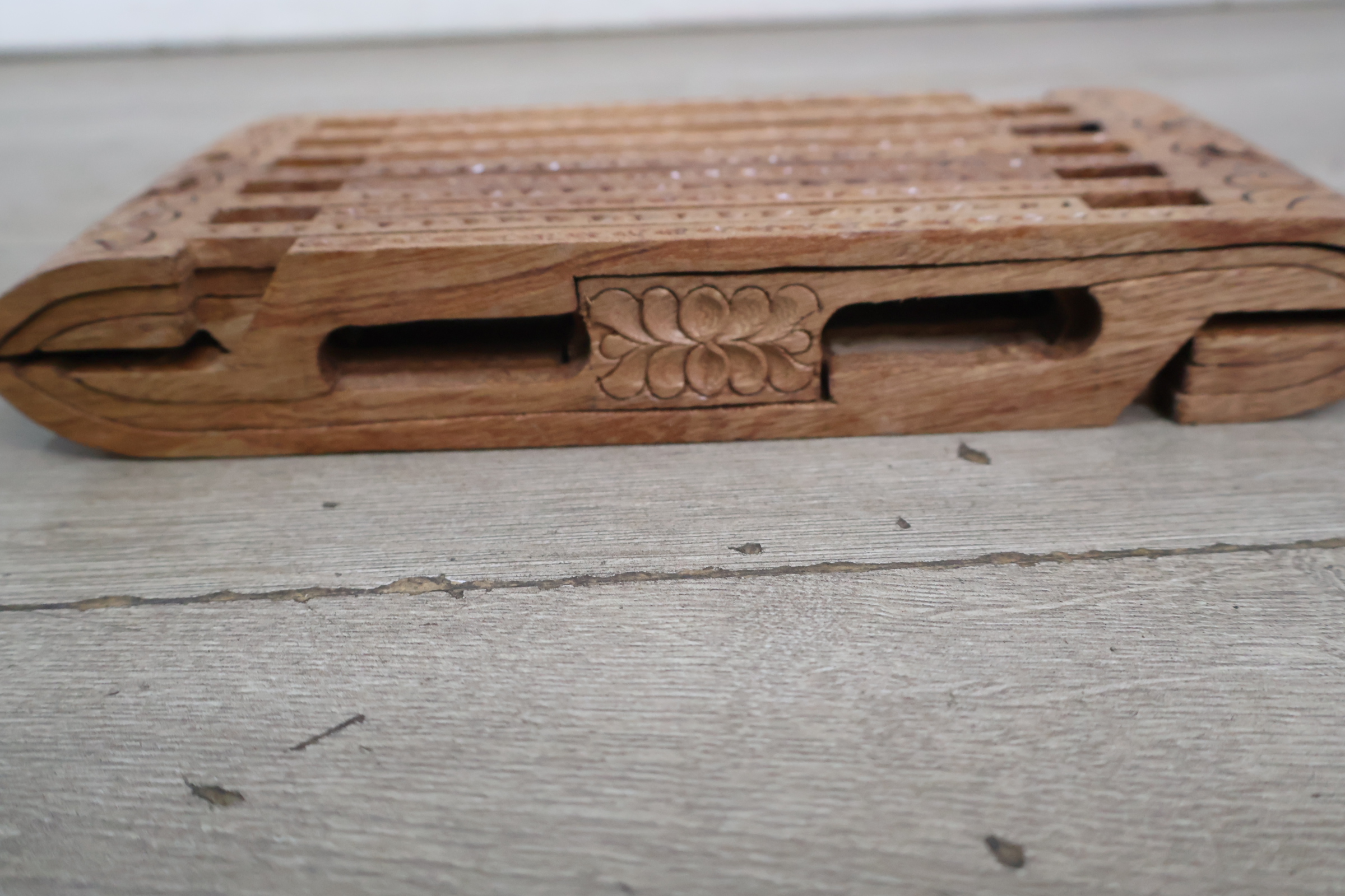 Houten standaard (Laukh) met houtsnijwerk – foto 5 – kavel bij GSD Auctions, Zoeterwoude