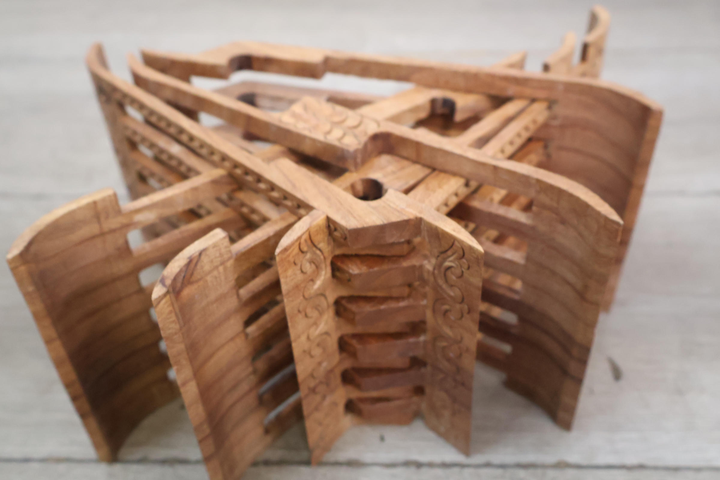 Houten standaard (Laukh) met houtsnijwerk – foto 6 – kavel bij GSD Auctions, Zoeterwoude