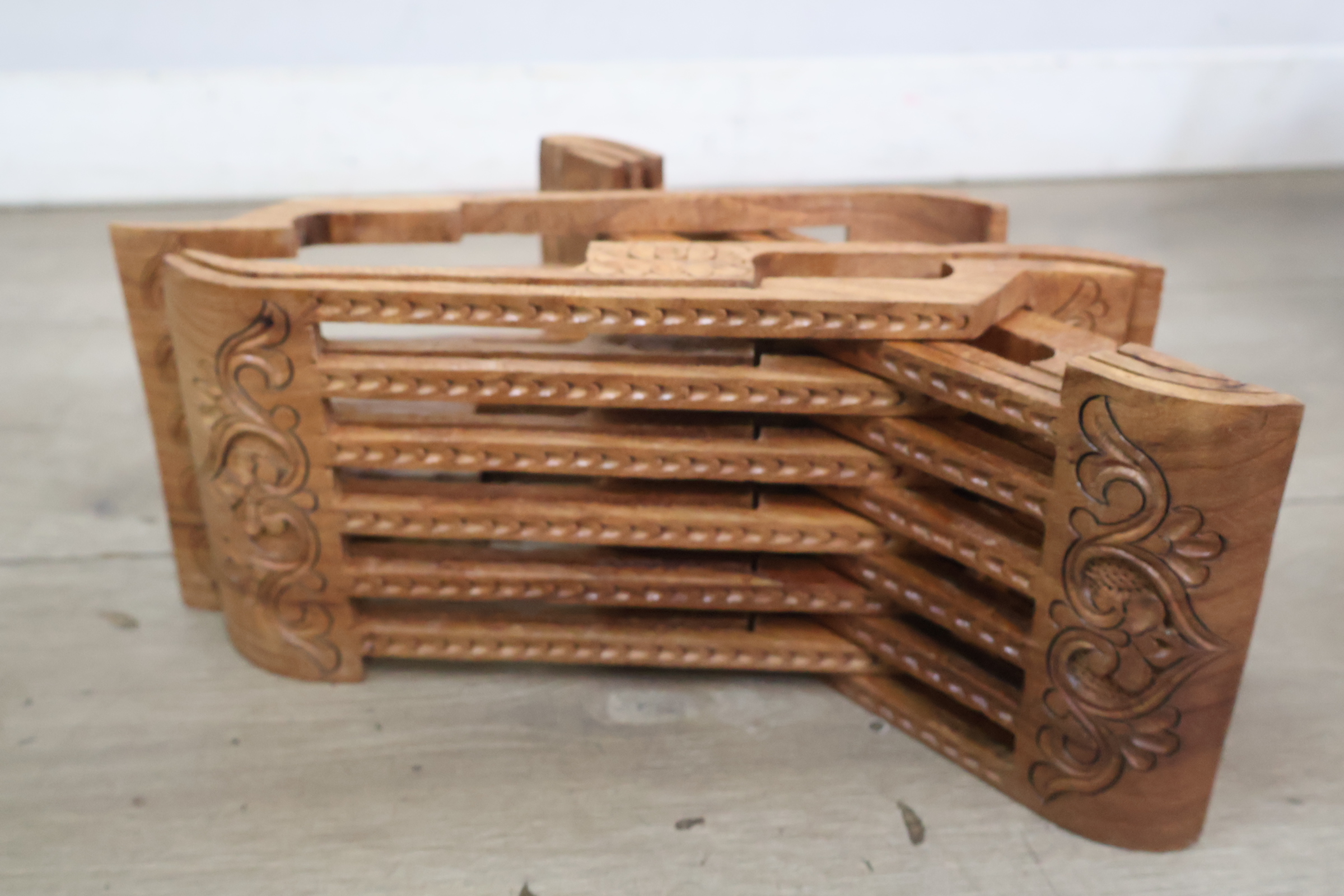 Houten standaard (Laukh) met houtsnijwerk – foto 7 – kavel bij GSD Auctions, Zoeterwoude