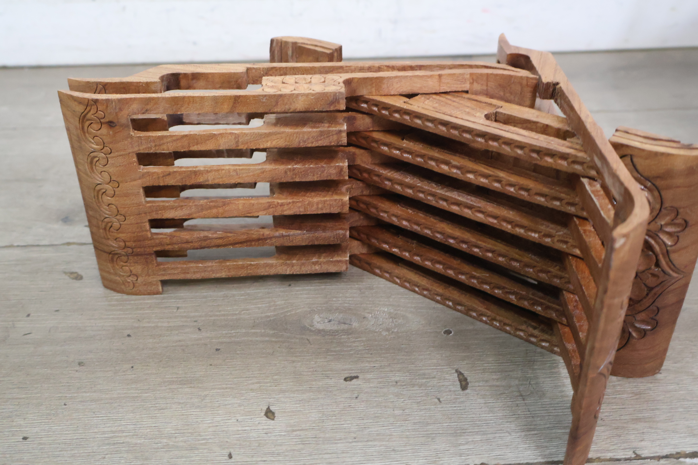 Houten standaard (Laukh) met houtsnijwerk – foto 8 – kavel bij GSD Auctions, Zoeterwoude