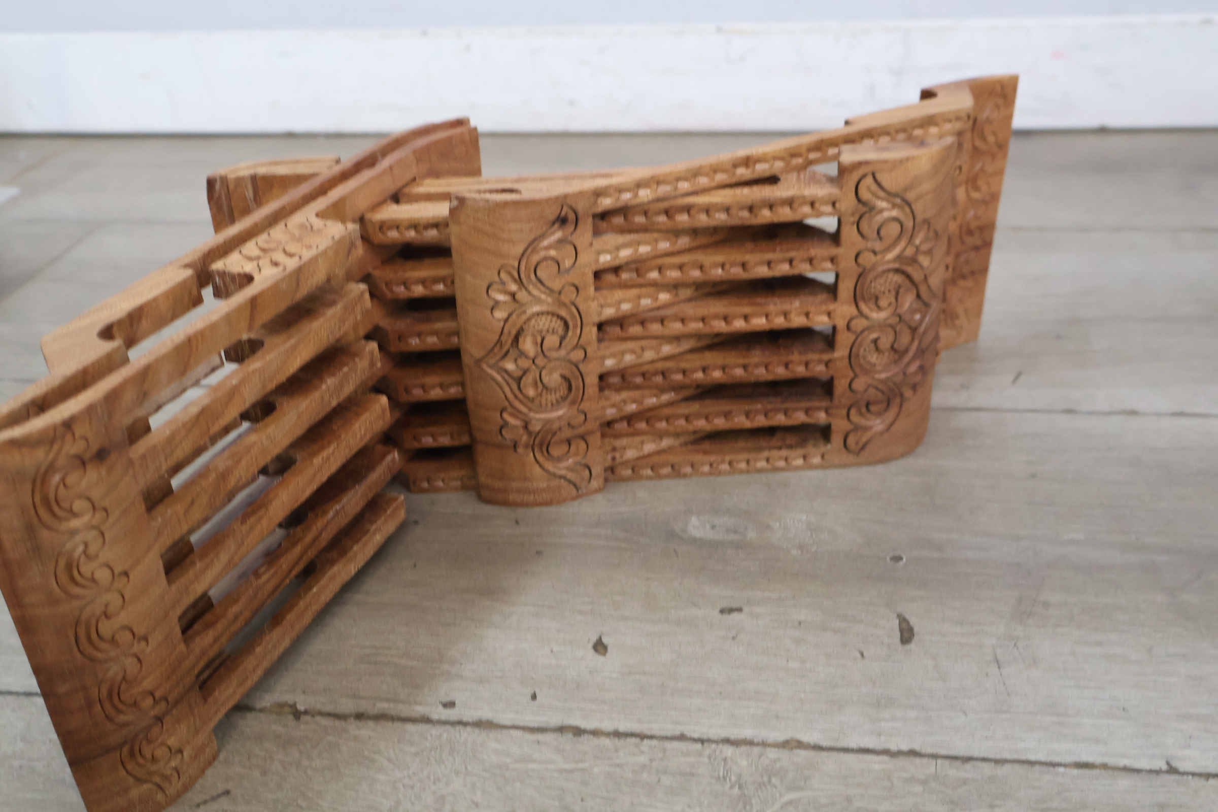 Houten standaard (Laukh) met houtsnijwerk – foto 9 – kavel bij GSD Auctions, Zoeterwoude