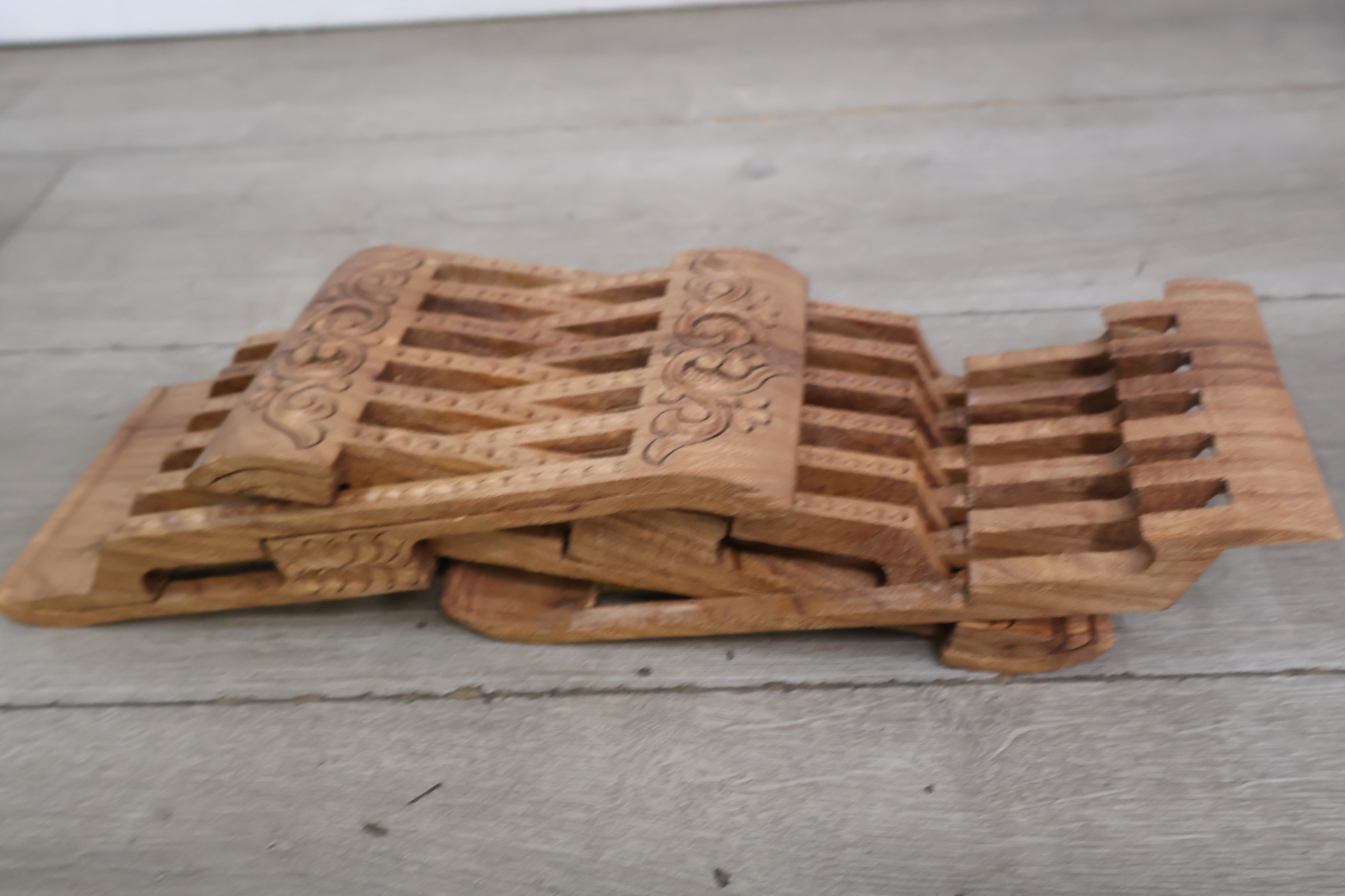 Houten standaard (Laukh) met houtsnijwerk – foto 10 – kavel bij GSD Auctions, Zoeterwoude