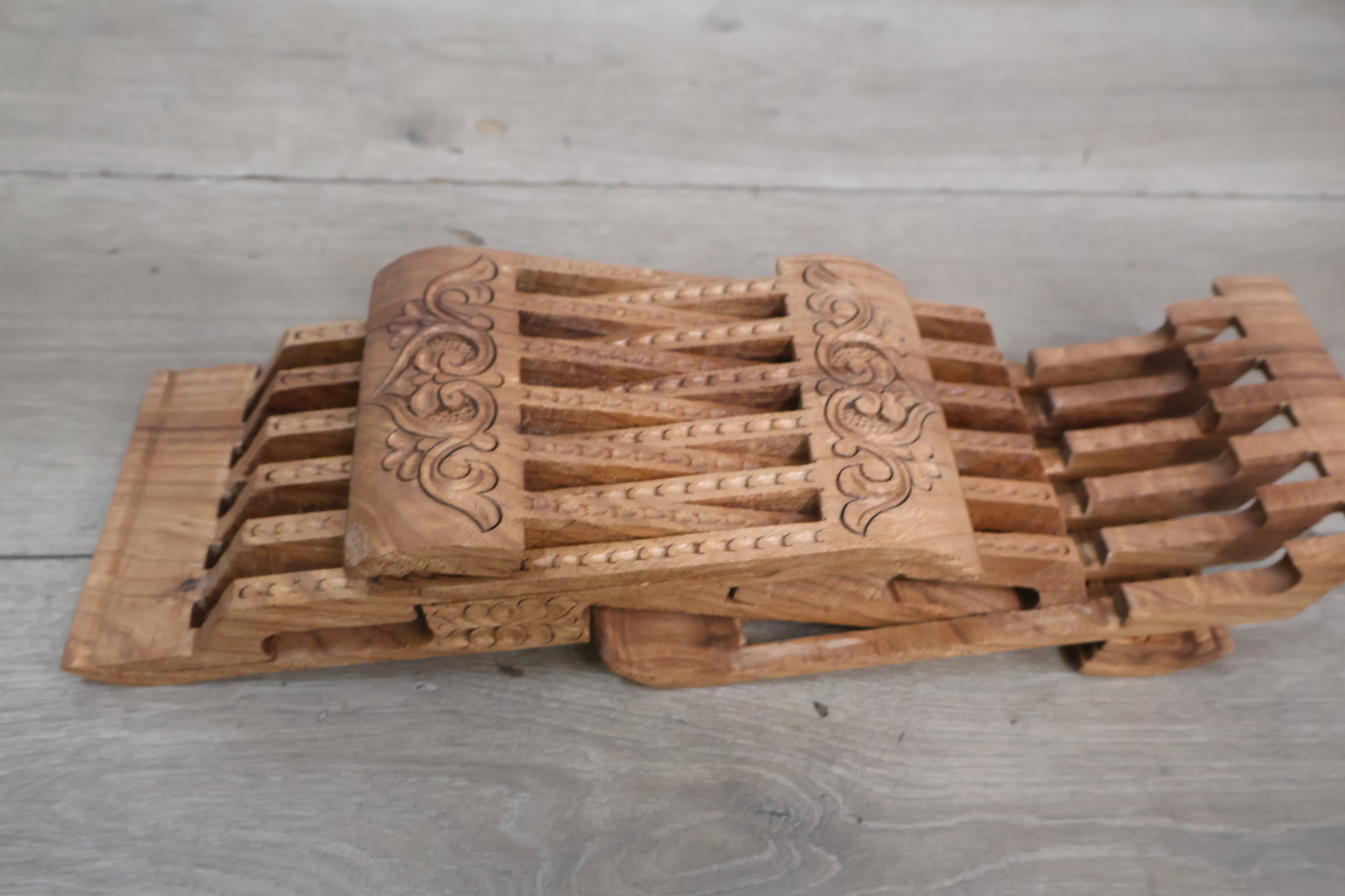 Houten standaard (Laukh) met houtsnijwerk – foto 11 – kavel bij GSD Auctions, Zoeterwoude
