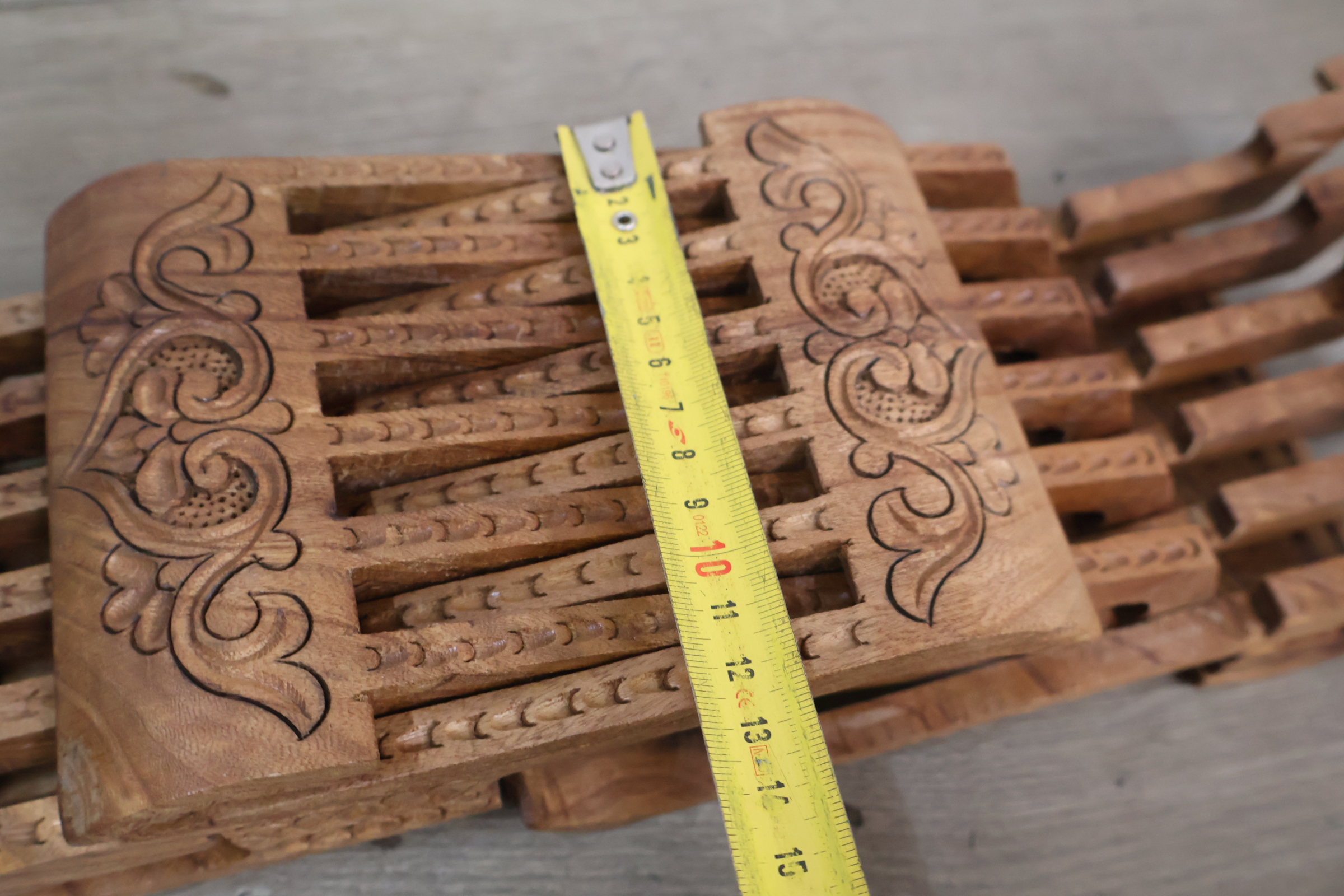 Houten standaard (Laukh) met houtsnijwerk – foto 12 – kavel bij GSD Auctions, Zoeterwoude