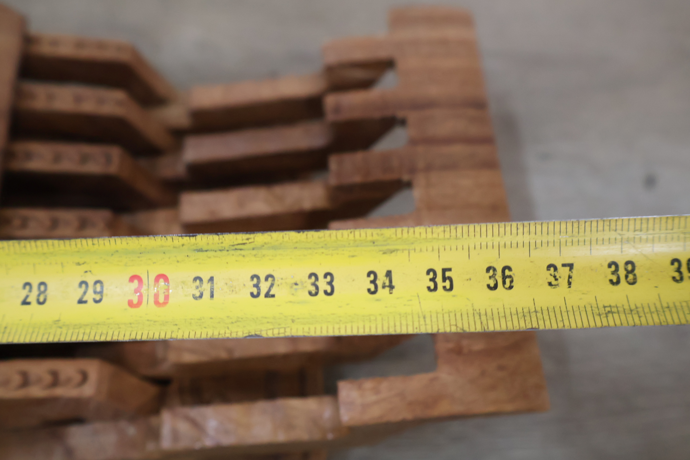 Houten standaard (Laukh) met houtsnijwerk – foto 13 – kavel bij GSD Auctions, Zoeterwoude