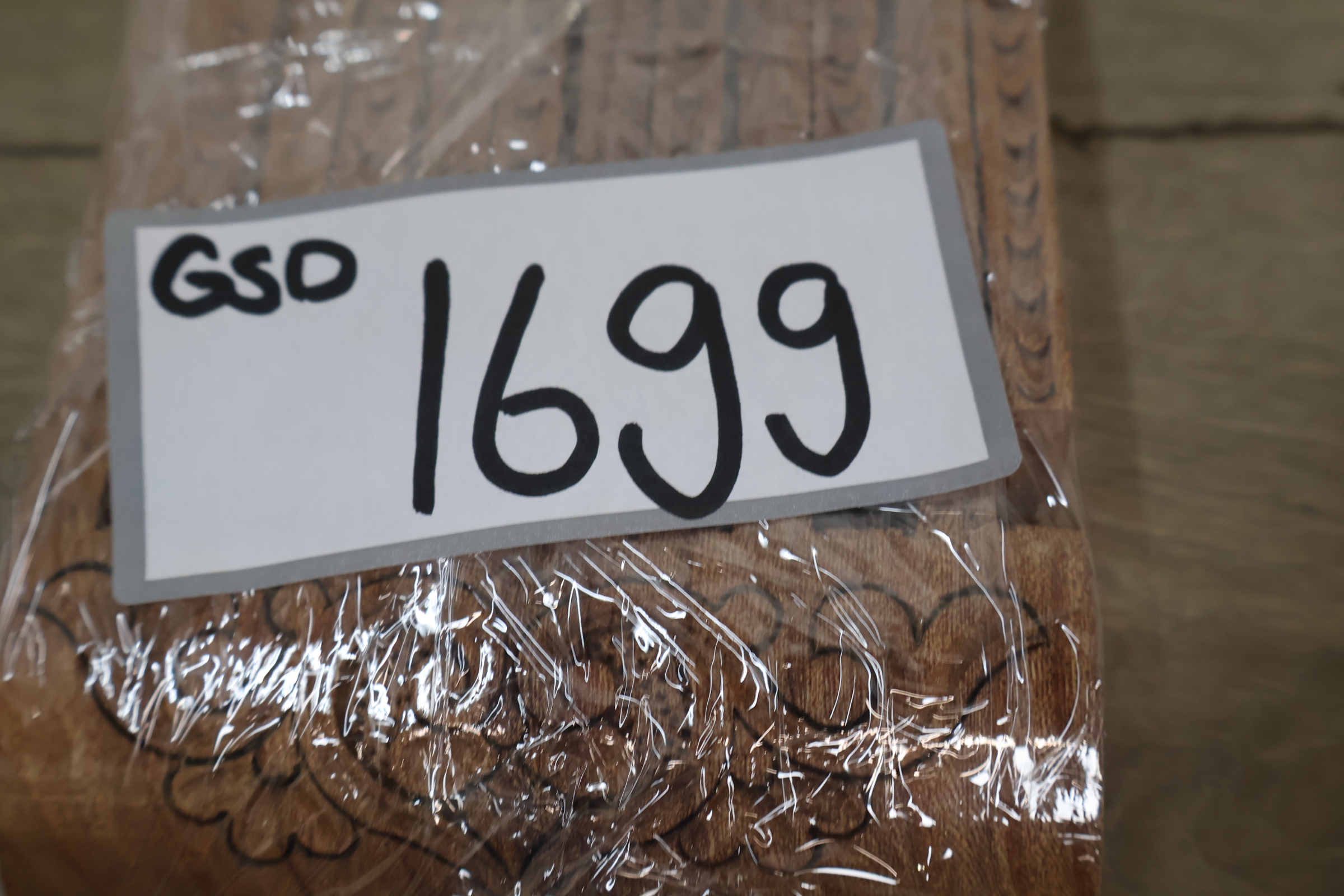 Houten standaard (Laukh) met houtsnijwerk – foto 15 – kavel bij GSD Auctions, Zoeterwoude