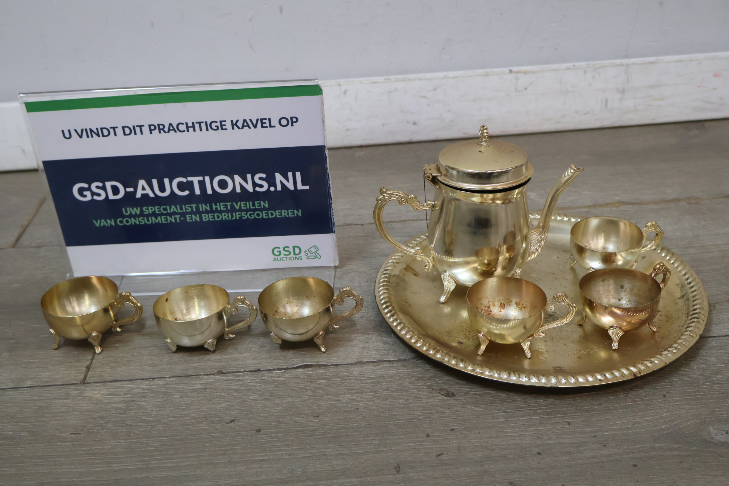 Vintage theeservies met dienblad en kopjes – kavel bij GSD Auctions, Zoeterwoude